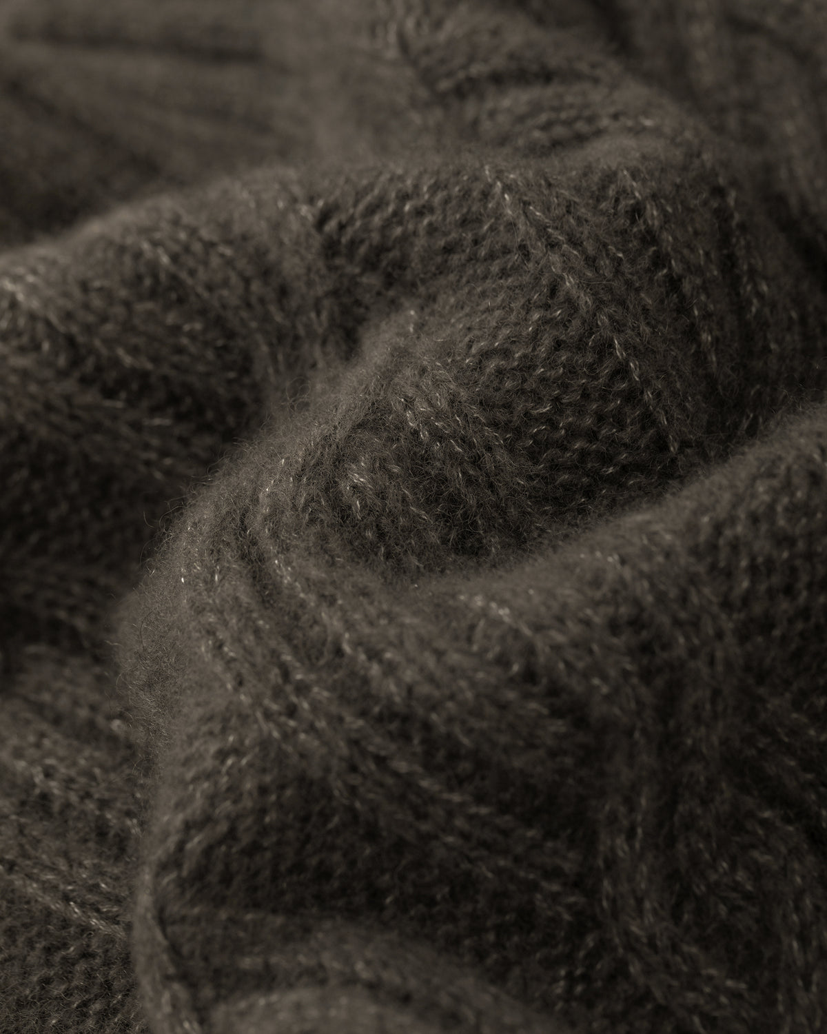 Damen Pullover aus 75 % Kaschmir und 25 % Seide in Black Forest – Pullover mit Zopfmuster in mittelschwerer Strickqualität und lockerer Passform, Rundhalsausschnitt mit hohem Stehkragen in Rippstruktur, überschnittener Schulterform sowie langen, relaxten Ärmeln. Ärmelbündchen und Saum sind in Rippstruktur gearbeitet und verleihen dem Modell einen markanten, zeitlosen Look.