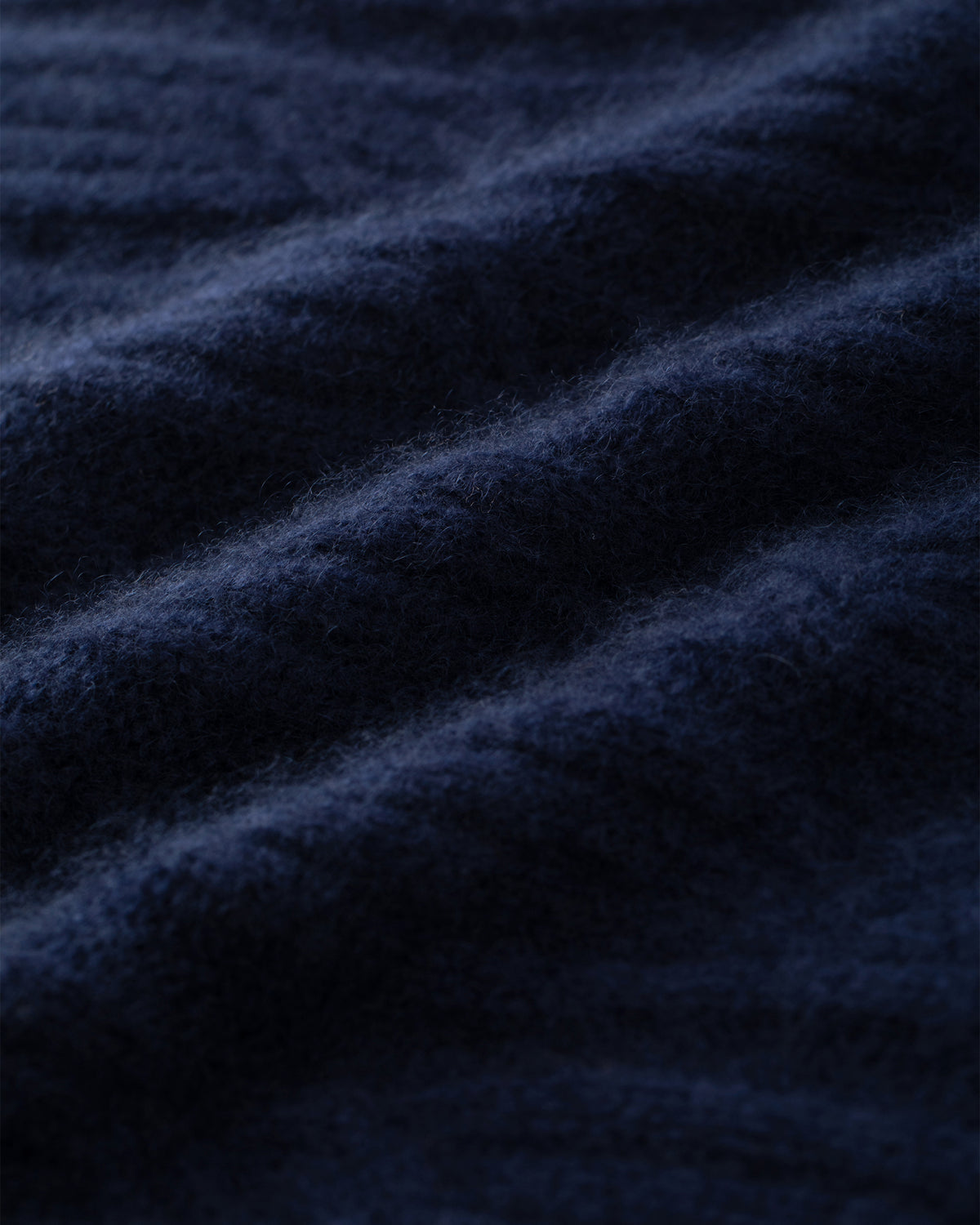 Damen Pullover aus 75 % Kaschmir und 25 % Seide in French Navy – Pullover mit Zopfmuster in mittelschwerer Strickqualität und lockerer Passform, Rundhalsausschnitt mit hohem Stehkragen in Rippstruktur, überschnittener Schulterform sowie langen, relaxten Ärmeln. Ärmelbündchen und Saum sind in Rippstruktur gearbeitet und verleihen dem Modell einen markanten, zeitlosen Look.