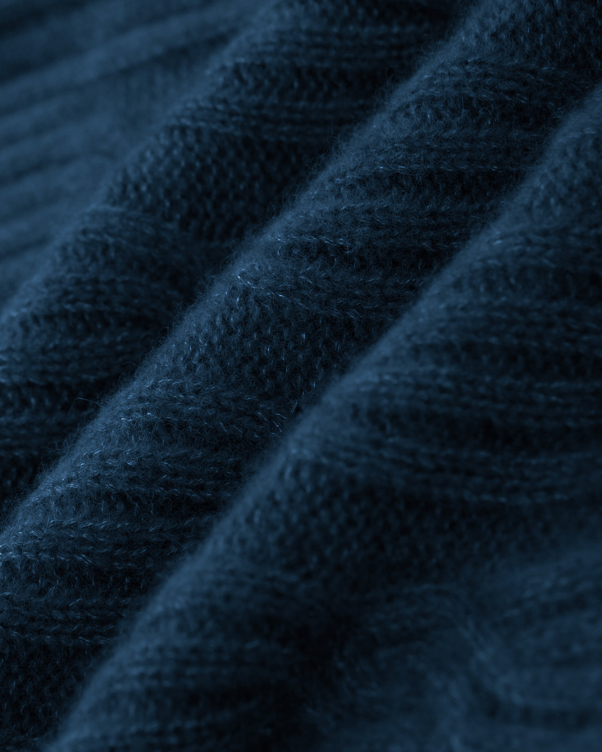 Damen Pullover aus 75 % Kaschmir und 25 % Seide in Midnight Teal – Pullover mit Zopfmuster in mittelschwerer Strickqualität und lockerer Passform, Rundhalsausschnitt mit hohem Stehkragen in Rippstruktur, überschnittener Schulterform sowie langen, relaxten Ärmeln. Ärmelbündchen und Saum sind in Rippstruktur gearbeitet und verleihen dem Modell einen markanten, zeitlosen Look.