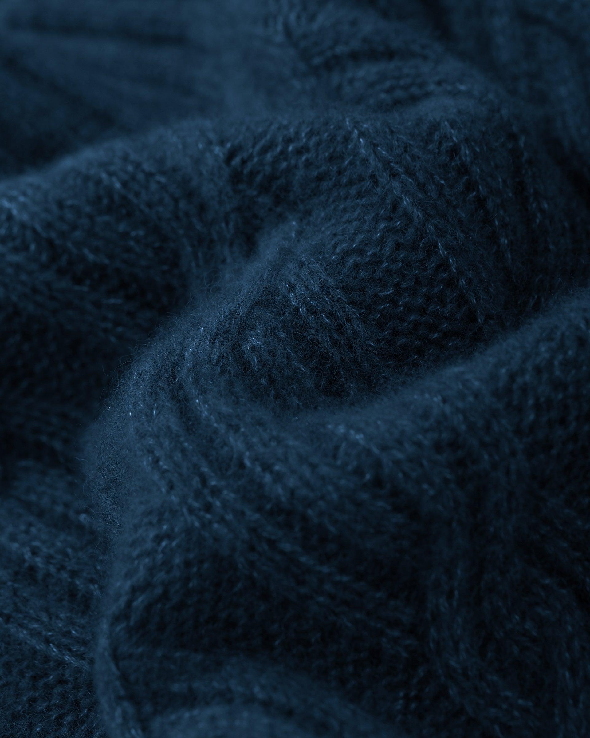 Damen Pullover aus 75 % Kaschmir und 25 % Seide in Midnight Teal – Pullover mit Zopfmuster in mittelschwerer Strickqualität und lockerer Passform, Rundhalsausschnitt mit hohem Stehkragen in Rippstruktur, überschnittener Schulterform sowie langen, relaxten Ärmeln. Ärmelbündchen und Saum sind in Rippstruktur gearbeitet und verleihen dem Modell einen markanten, zeitlosen Look.