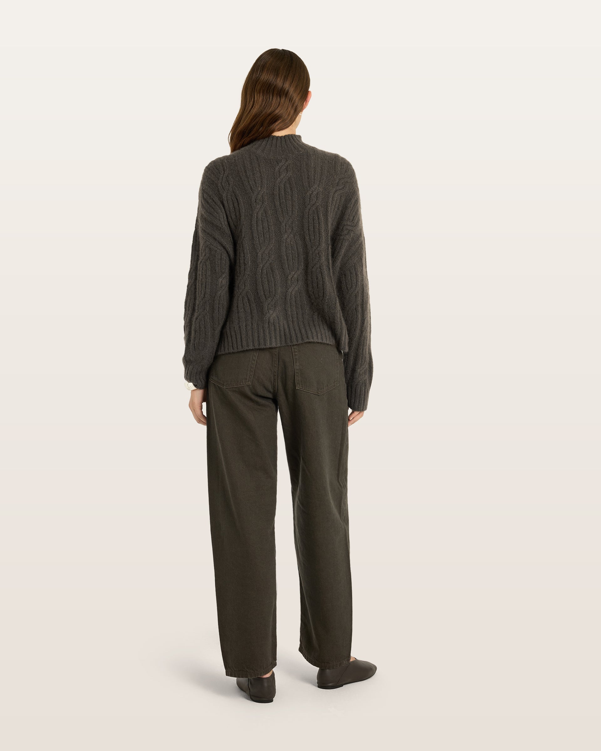 Damen Pullover aus 75 % Kaschmir und 25 % Seide in Black Forest – Pullover mit Zopfmuster in mittelschwerer Strickqualität und lockerer Passform, Rundhalsausschnitt mit hohem Stehkragen in Rippstruktur, überschnittener Schulterform sowie langen, relaxten Ärmeln. Ärmelbündchen und Saum sind in Rippstruktur gearbeitet und verleihen dem Modell einen markanten, zeitlosen Look.