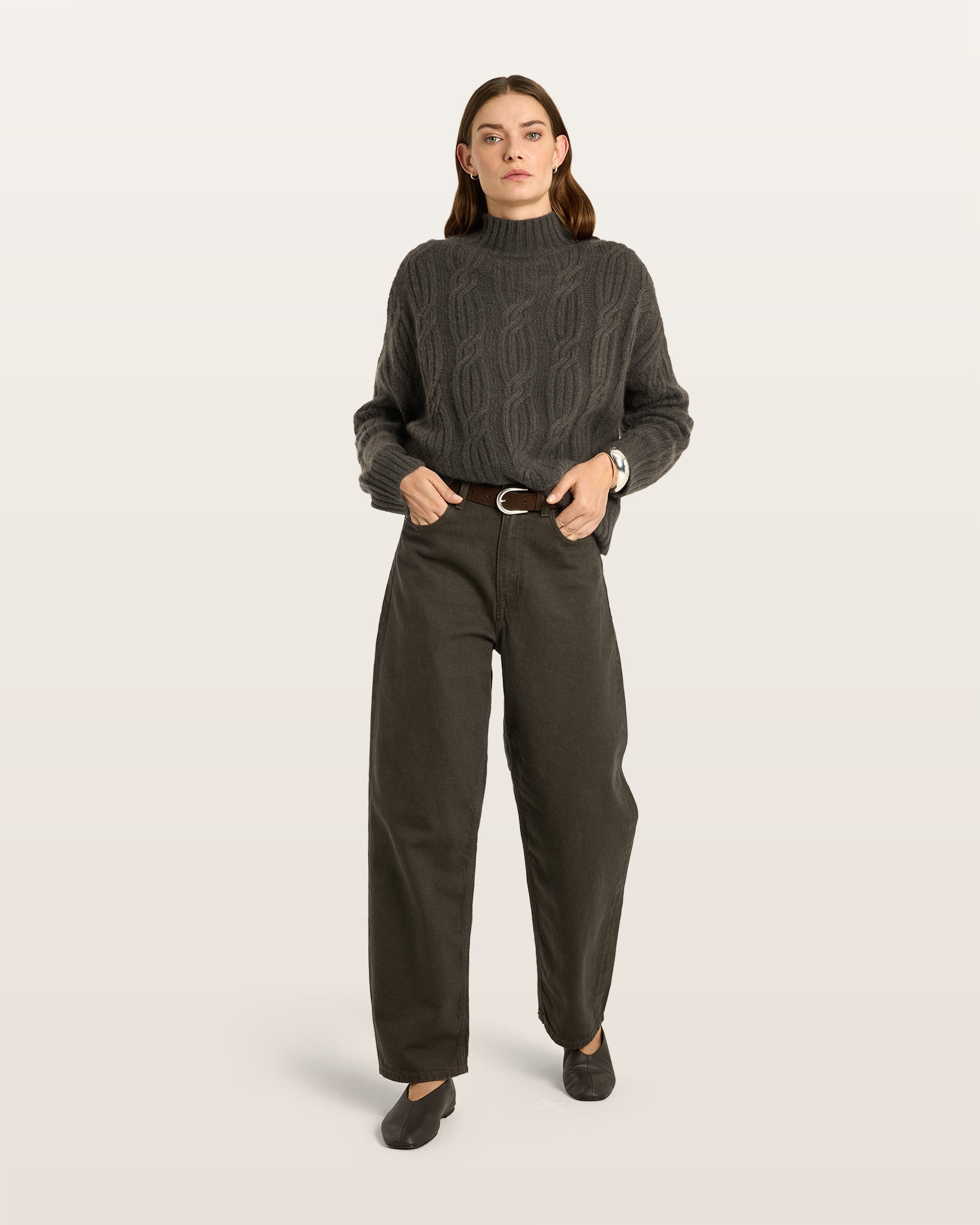 Damen Pullover aus 75 % Kaschmir und 25 % Seide in Black Forest – Pullover mit Zopfmuster in mittelschwerer Strickqualität und lockerer Passform, Rundhalsausschnitt mit hohem Stehkragen in Rippstruktur, überschnittener Schulterform sowie langen, relaxten Ärmeln. Ärmelbündchen und Saum sind in Rippstruktur gearbeitet und verleihen dem Modell einen markanten, zeitlosen Look.