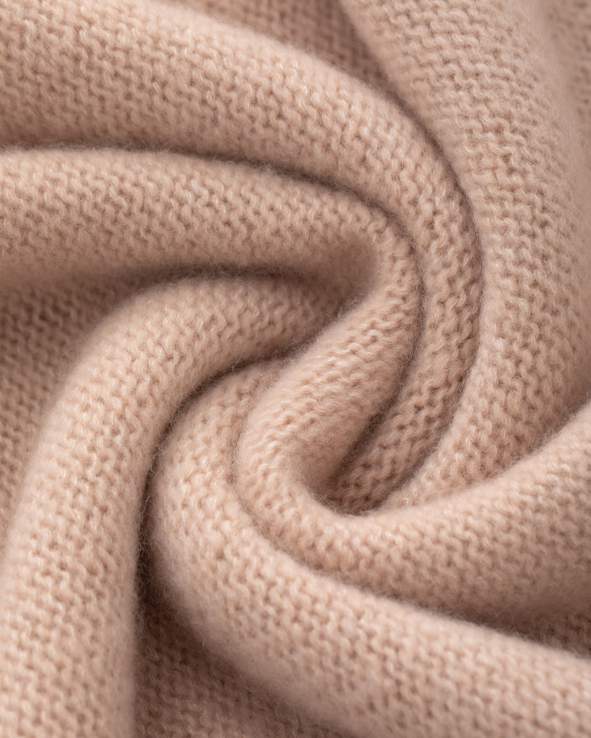 Damen Pullover aus 75% Kaschmir, 25% Seide in Rose Beige – Pullover mit Rundhalsausschnitt und breiter, strukturierter Strickblende, Zopfstrickmuster entlang der Ärmel und im Schulterbereich, glatt strukturiertem Rumpfbereich sowie breitem Saumabschluss und langen, geraden Ärmeln mit Bündchen in Rippstrick.