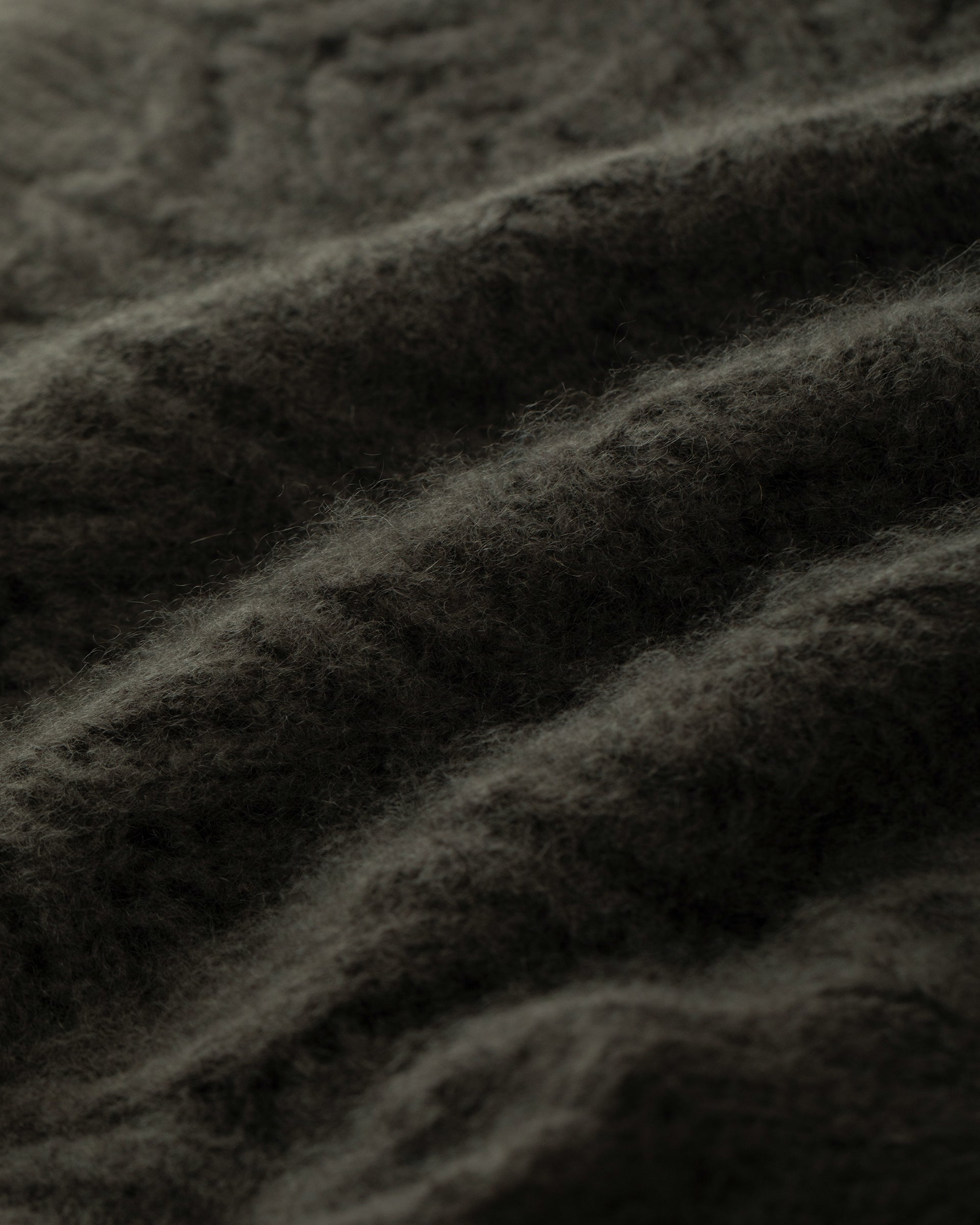 Damen Pullover aus 75 % Kaschmir und 25 % Seide in Black Forest – gestrickter Pullover mit Zopf- und Lochmuster in mittelschwerer, leicht transparenter Qualität mit lockerer Passform, Rundhalsausschnitt mit Kragen in Rippstruktur, klassischer, leicht überschnittener Schulterform sowie langen, schmalen Ärmeln. Ärmelbündchen und Saum sind in Rippstruktur gearbeitet und runden das feminine Design ab.