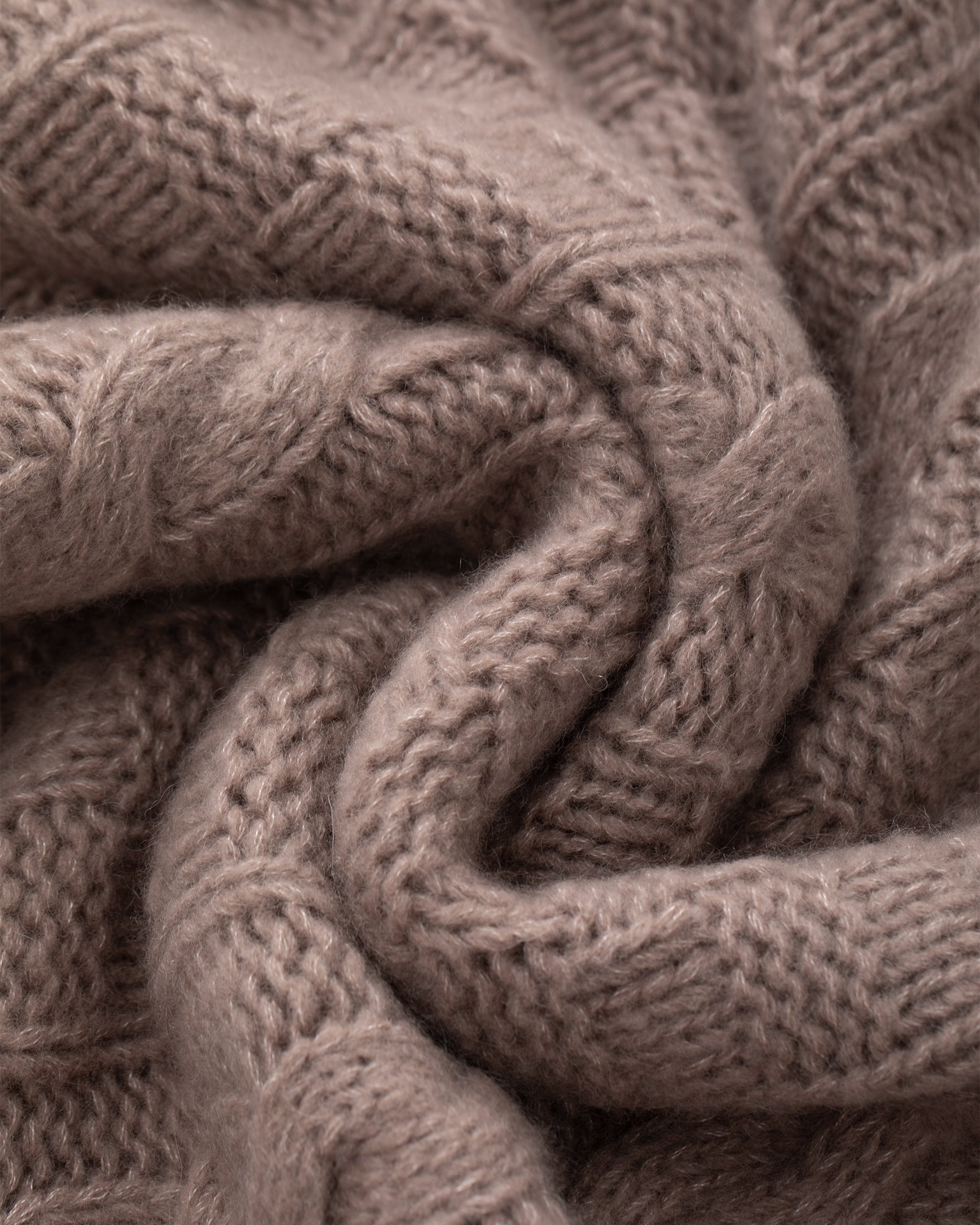 Damen Pullover aus 75 % Kaschmir und 25 % Seide in Natural Twine – grob gestrickter Pullover mit Zopf- und Schachbrettmuster in oversized Passform, hohem Stehkragen in Rippstruktur, überschnittener Schulter sowie langen, relaxten Ärmeln. Ärmelbündchen und Saum sind in Rippstruktur gearbeitet und unterstreichen den markanten Strickcharakter des Modells.