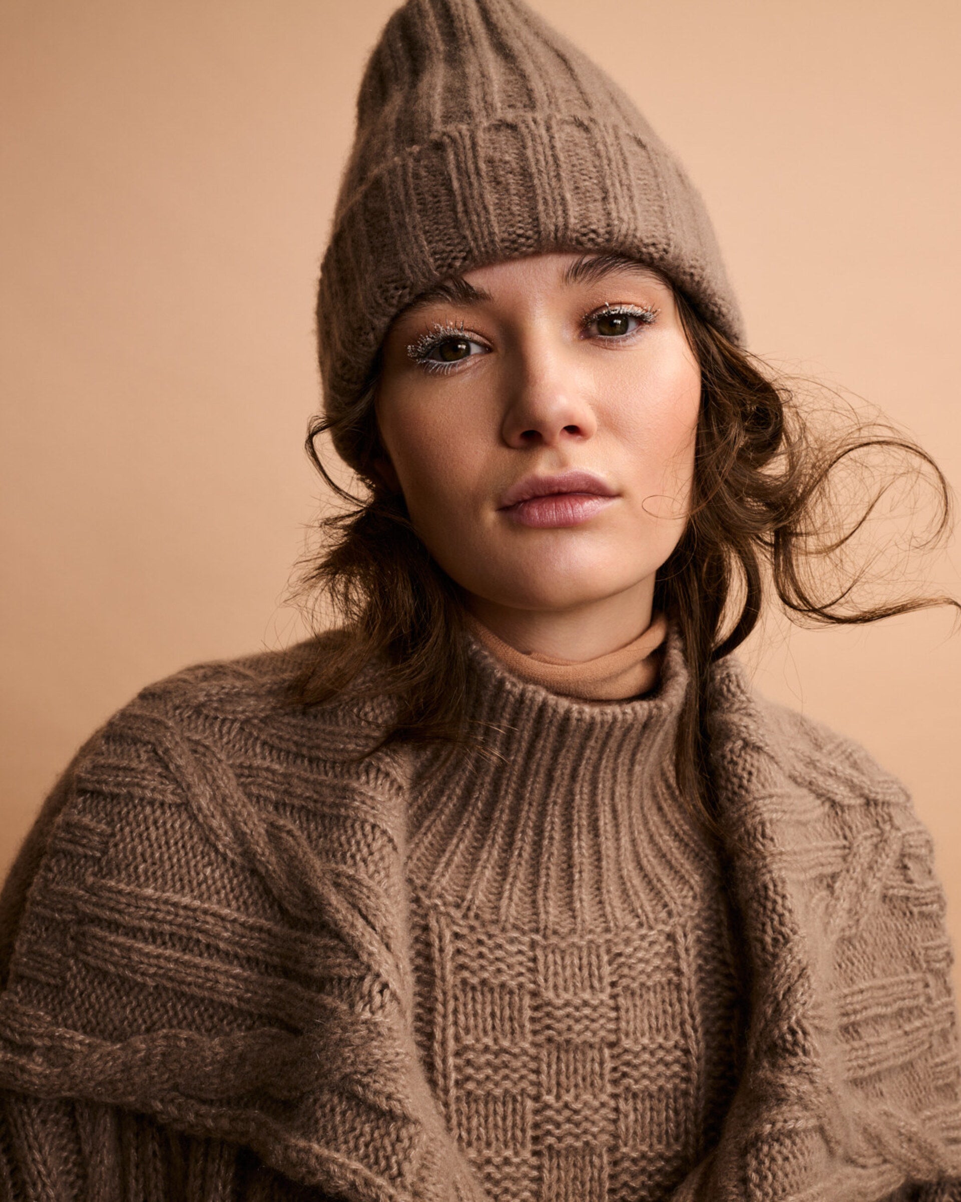 Damen Pullover aus 75 % Kaschmir und 25 % Seide in Natural Twine – grob gestrickter Pullover mit Zopf- und Schachbrettmuster in oversized Passform, hohem Stehkragen in Rippstruktur, überschnittener Schulter sowie langen, relaxten Ärmeln. Ärmelbündchen und Saum sind in Rippstruktur gearbeitet und unterstreichen den markanten Strickcharakter des Modells.