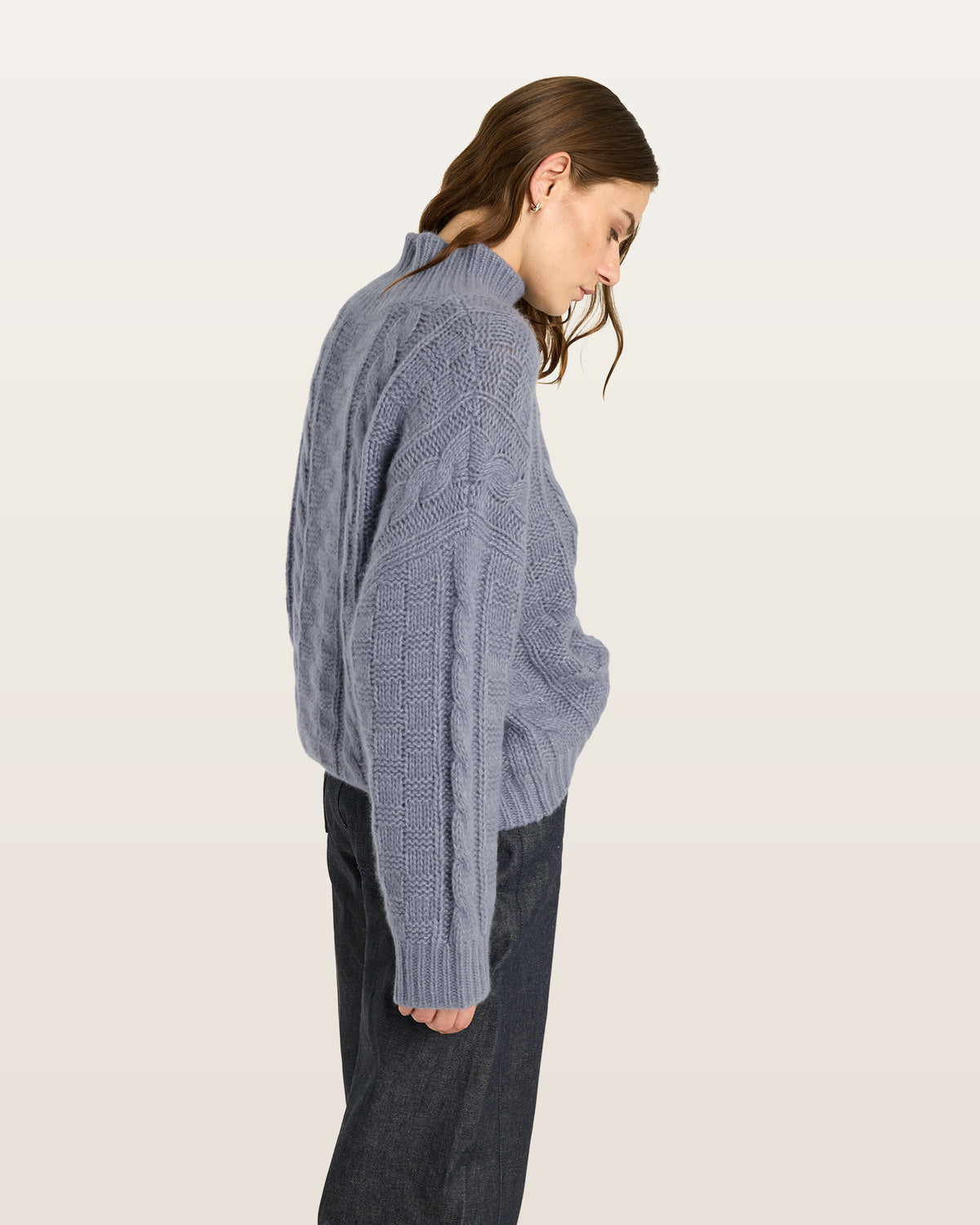Damen Pullover aus 75 % Kaschmir und 25 % Seide in Blue Mirage – grob gestrickter Pullover mit Zopf- und Schachbrettmuster in oversized Passform, hohem Stehkragen in Rippstruktur, überschnittener Schulter sowie langen, relaxten Ärmeln. Ärmelbündchen und Saum sind in Rippstruktur gearbeitet und unterstreichen den markanten Strickcharakter des Modells.Damen Pullover aus 75 % Kaschmir und 25 % Seide in Blue Mirage – grob gestrickter Pullover mit Zopf- und Schachbrettmuster in oversized Passform, hohem Stehkrag