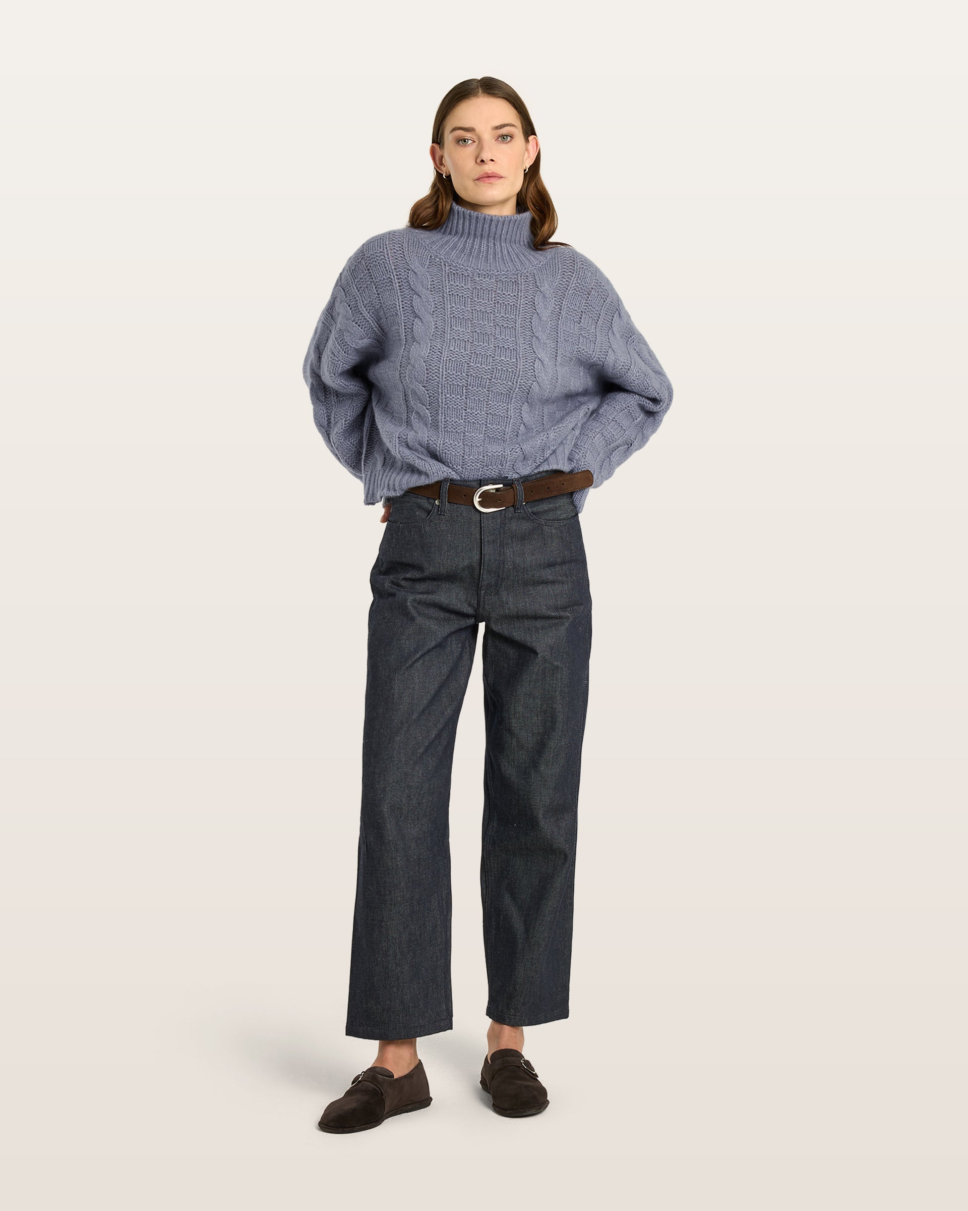 Damen Pullover aus 75 % Kaschmir und 25 % Seide in Blue Mirage – grob gestrickter Pullover mit Zopf- und Schachbrettmuster in oversized Passform, hohem Stehkragen in Rippstruktur, überschnittener Schulter sowie langen, relaxten Ärmeln. Ärmelbündchen und Saum sind in Rippstruktur gearbeitet und unterstreichen den markanten Strickcharakter des Modells.Damen Pullover aus 75 % Kaschmir und 25 % Seide in Blue Mirage – grob gestrickter Pullover mit Zopf- und Schachbrettmuster in oversized Passform, hohem Stehkrag