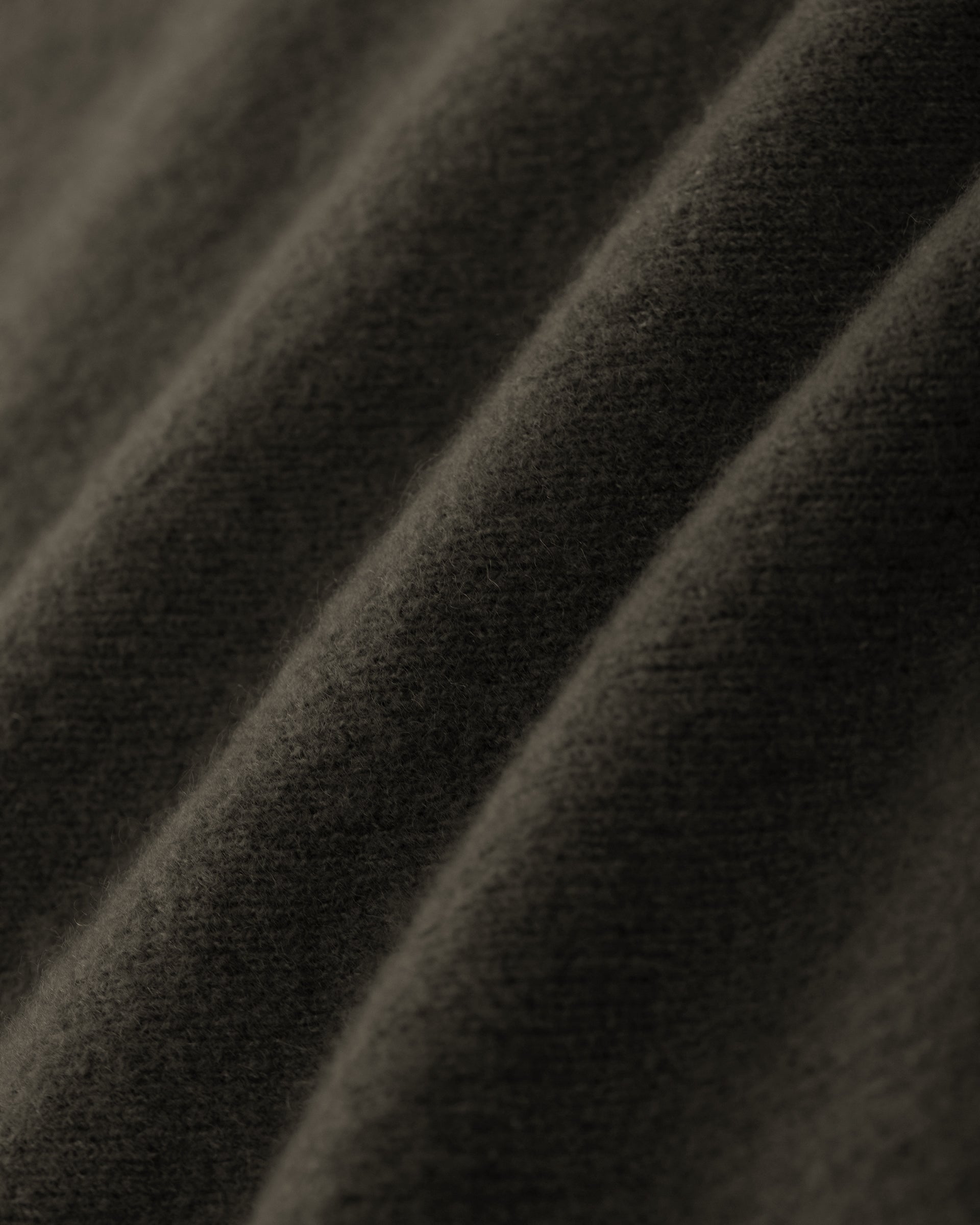 Damen Pullover aus 80 % Kaschmir, 18 % Polyamid und 2 % Elastan in Black Forest – glatt gestrickter Pullover in mittelschwerer Qualität mit gefilzter, besonders elastischer Oberfläche und oversized Passform. Das Modell verfügt über einen Stehkragen, eine überschnittene Schulterform sowie lange, relaxte Ärmel. Das verlängerte Rückenteil mit Seitenschlitzen verleiht dem Pullover eine moderne, lässige Silhouette.