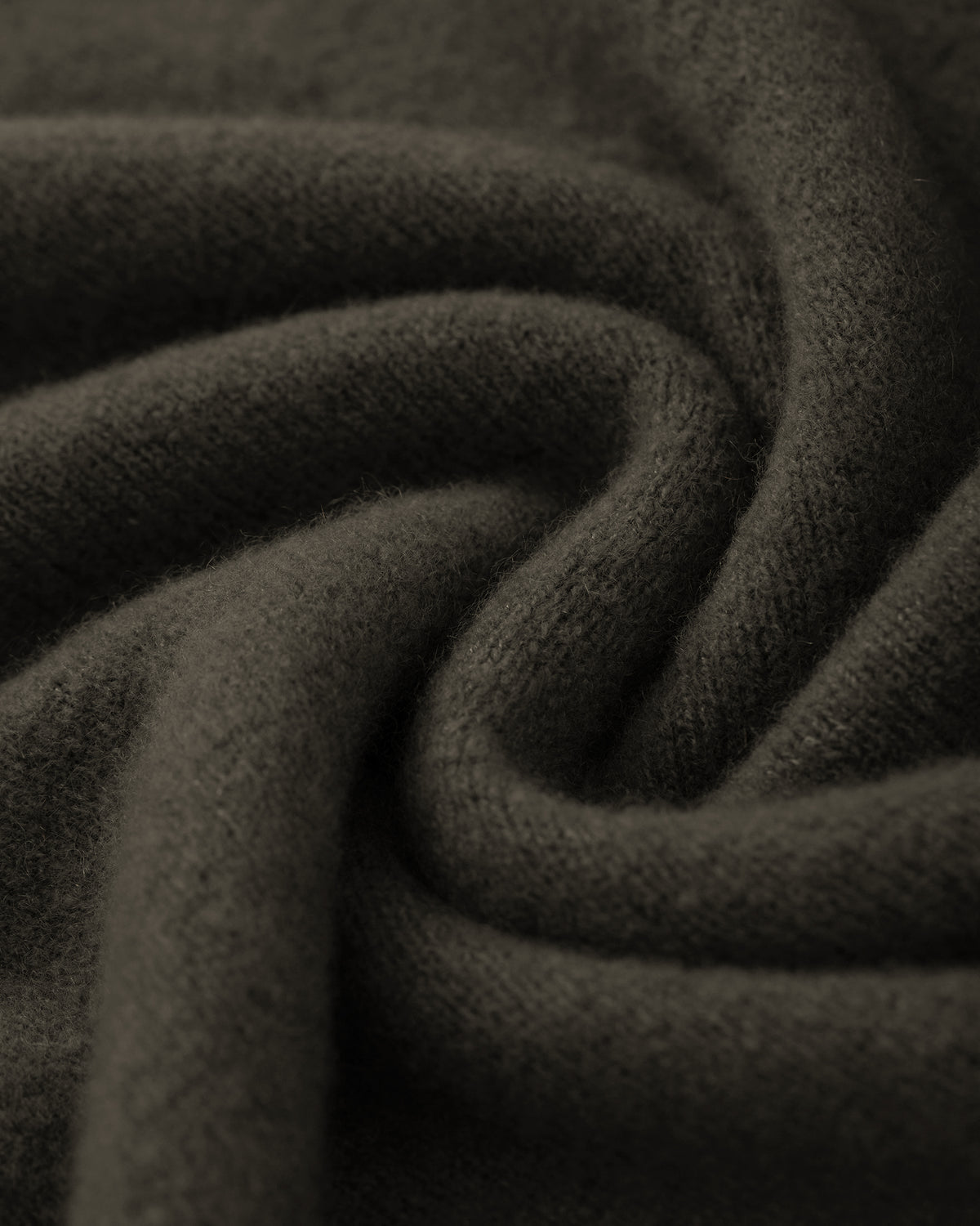 Damen Pullover aus 80 % Kaschmir, 18 % Polyamid und 2 % Elastan in Black Forest – glatt gestrickter Pullover in mittelschwerer Qualität mit gefilzter, besonders elastischer Oberfläche und oversized Passform. Das Modell verfügt über einen Stehkragen, eine überschnittene Schulterform sowie lange, relaxte Ärmel. Das verlängerte Rückenteil mit Seitenschlitzen verleiht dem Pullover eine moderne, lässige Silhouette.