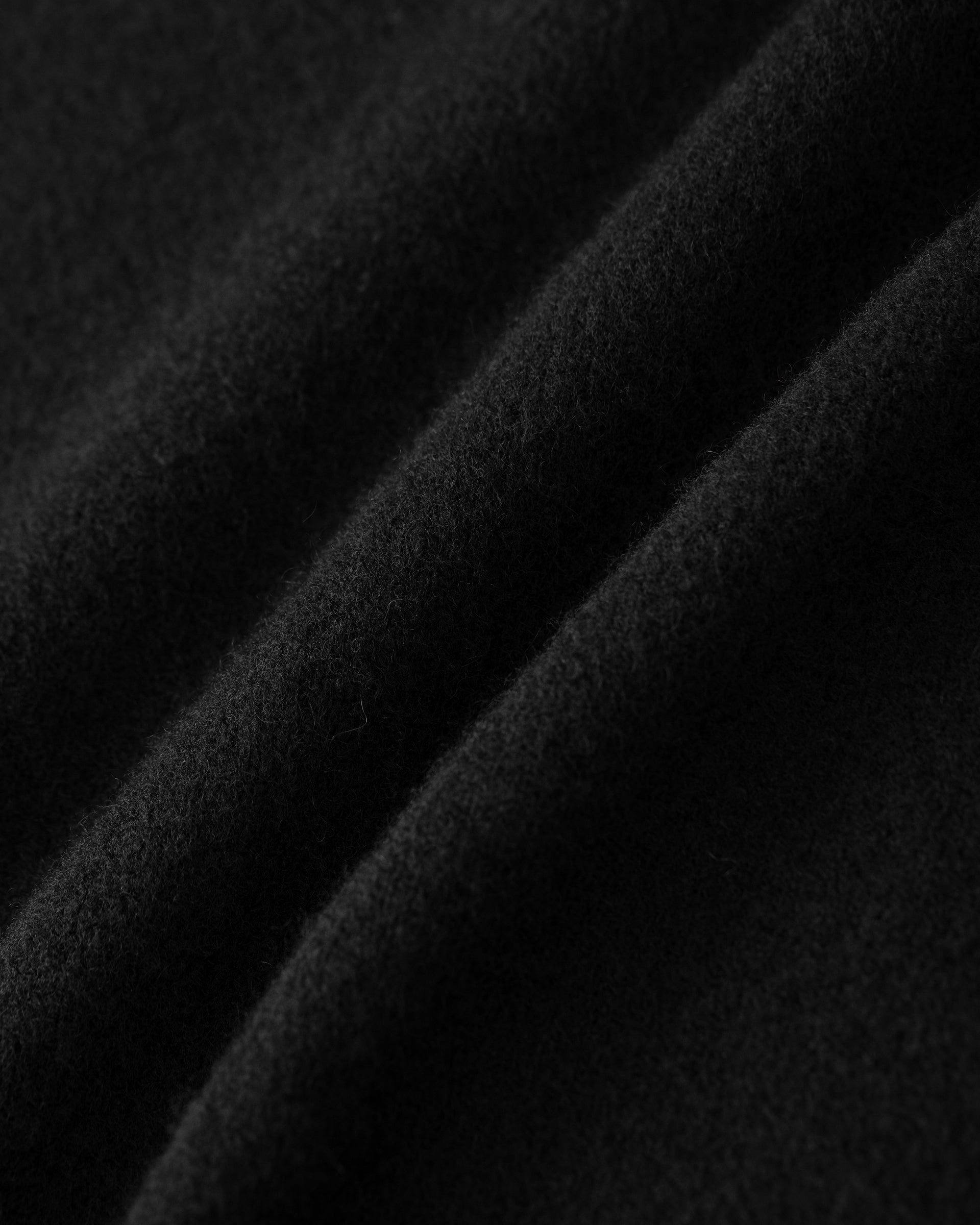 Damen Pullover aus 80 % Kaschmir, 18 % Polyamid und 2 % Elastan in Black – glatt gestrickter Pullover in mittelschwerer Qualität mit gefilzter, besonders elastischer Oberfläche und oversized Passform. Das Modell verfügt über einen Stehkragen, eine überschnittene Schulterform sowie lange, relaxte Ärmel. Das verlängerte Rückenteil mit Seitenschlitzen verleiht dem Pullover eine moderne, lässige Silhouette.