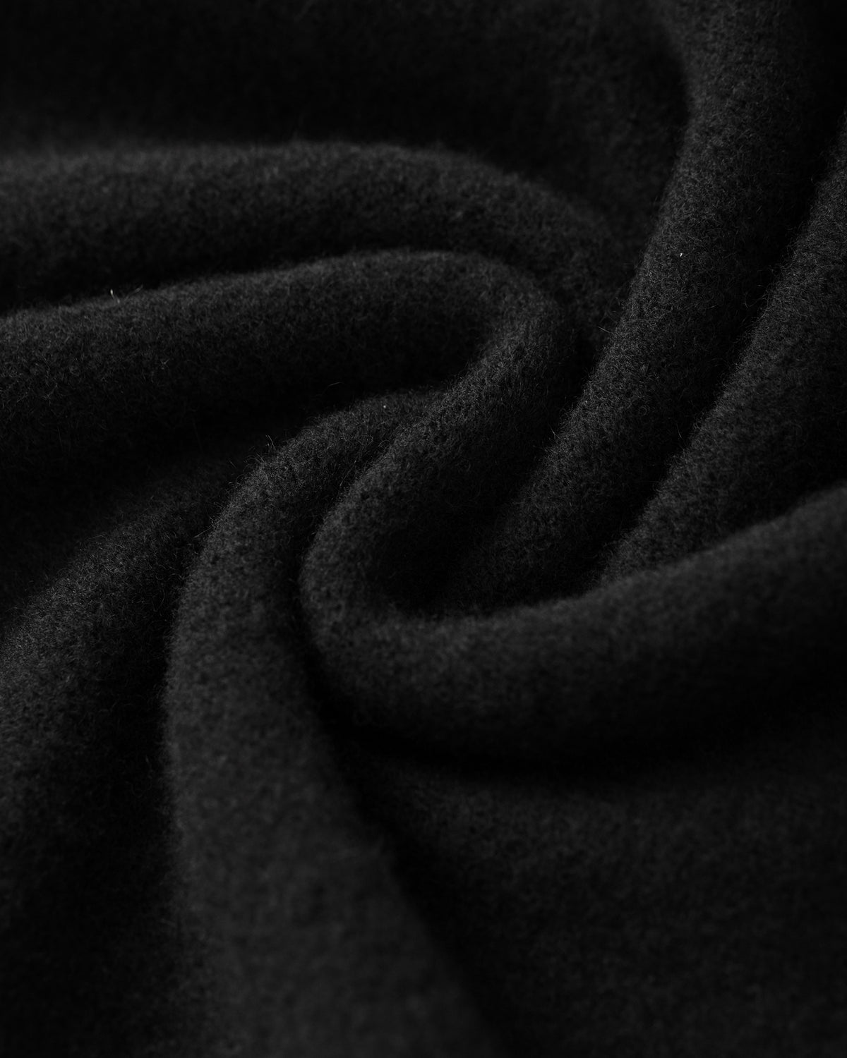 Damen Pullover aus 80 % Kaschmir, 18 % Polyamid und 2 % Elastan in Black – glatt gestrickter Pullover in mittelschwerer Qualität mit gefilzter, besonders elastischer Oberfläche und oversized Passform. Das Modell verfügt über einen Stehkragen, eine überschnittene Schulterform sowie lange, relaxte Ärmel. Das verlängerte Rückenteil mit Seitenschlitzen verleiht dem Pullover eine moderne, lässige Silhouette.