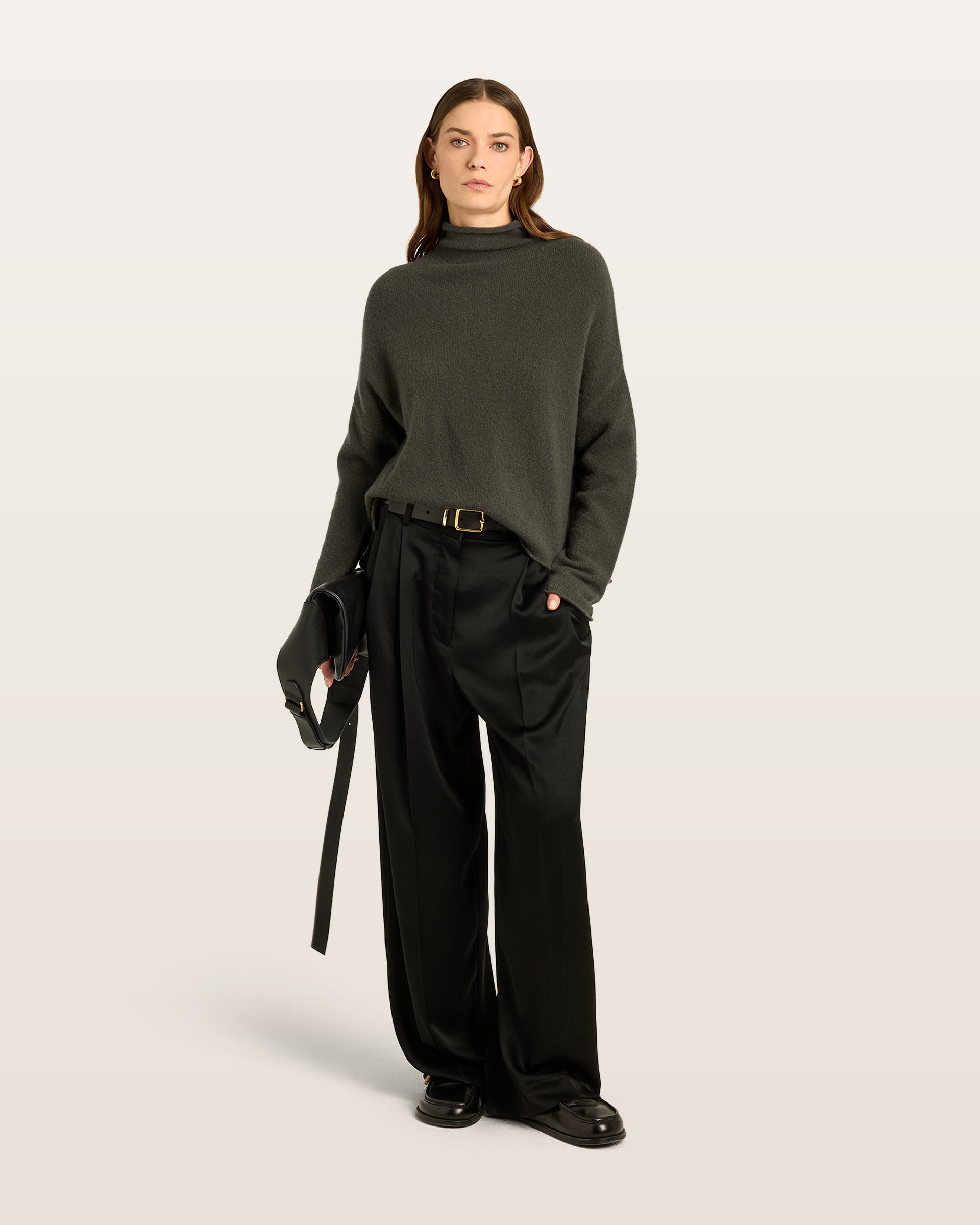 Damen Pullover aus 80 % Kaschmir, 18 % Polyamid und 2 % Elastan in Black Forest – glatt gestrickter Pullover in mittelschwerer Qualität mit gefilzter, besonders elastischer Oberfläche und oversized Passform. Das Modell verfügt über einen Stehkragen, eine überschnittene Schulterform sowie lange, relaxte Ärmel. Das verlängerte Rückenteil mit Seitenschlitzen verleiht dem Pullover eine moderne, lässige Silhouette.