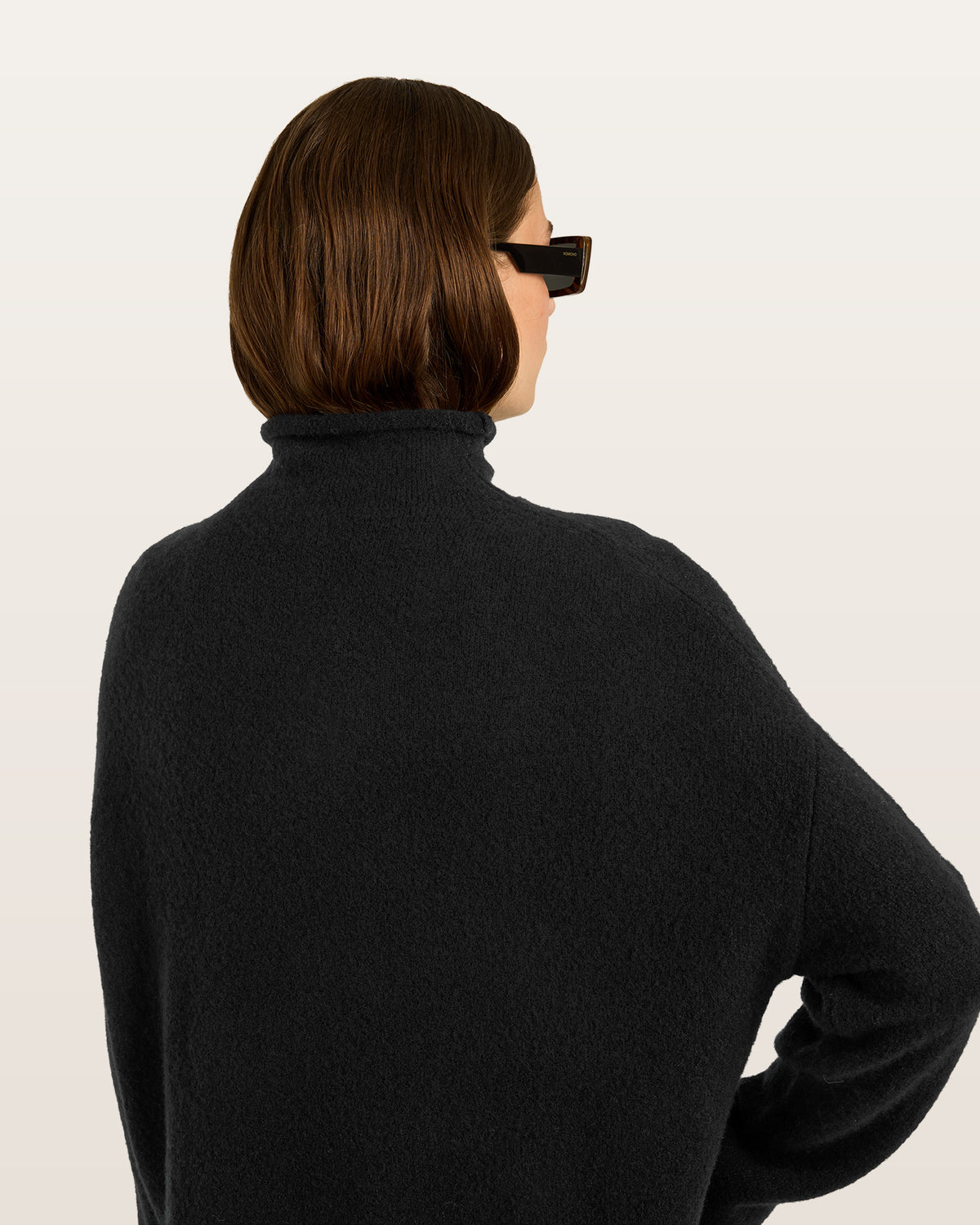 Damen Pullover aus 80 % Kaschmir, 18 % Polyamid und 2 % Elastan in Black – glatt gestrickter Pullover in mittelschwerer Qualität mit gefilzter, besonders elastischer Oberfläche und oversized Passform. Das Modell verfügt über einen Stehkragen, eine überschnittene Schulterform sowie lange, relaxte Ärmel. Das verlängerte Rückenteil mit Seitenschlitzen verleiht dem Pullover eine moderne, lässige Silhouette.