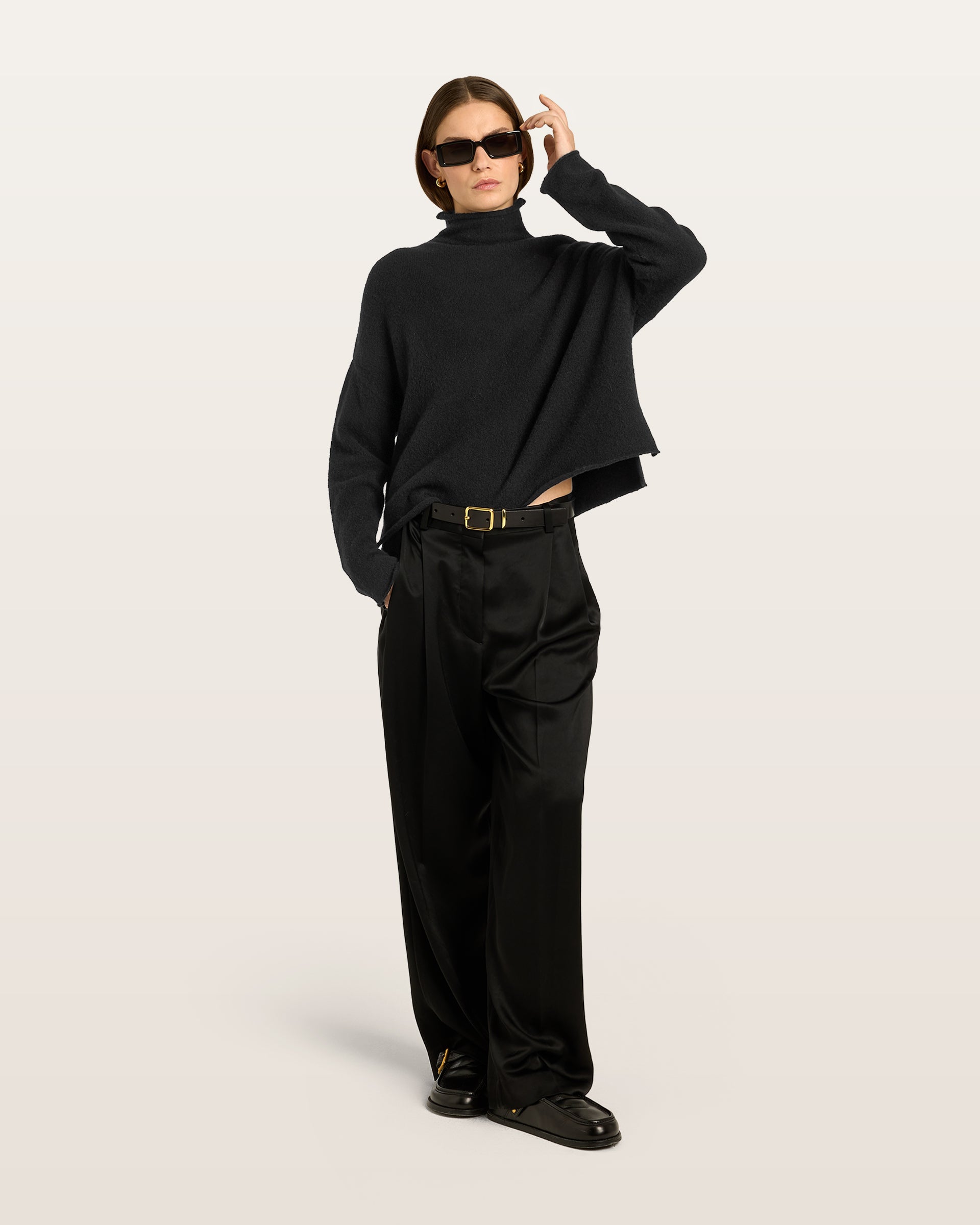 Damen Pullover aus 80 % Kaschmir, 18 % Polyamid und 2 % Elastan in Black – glatt gestrickter Pullover in mittelschwerer Qualität mit gefilzter, besonders elastischer Oberfläche und oversized Passform. Das Modell verfügt über einen Stehkragen, eine überschnittene Schulterform sowie lange, relaxte Ärmel. Das verlängerte Rückenteil mit Seitenschlitzen verleiht dem Pullover eine moderne, lässige Silhouette.