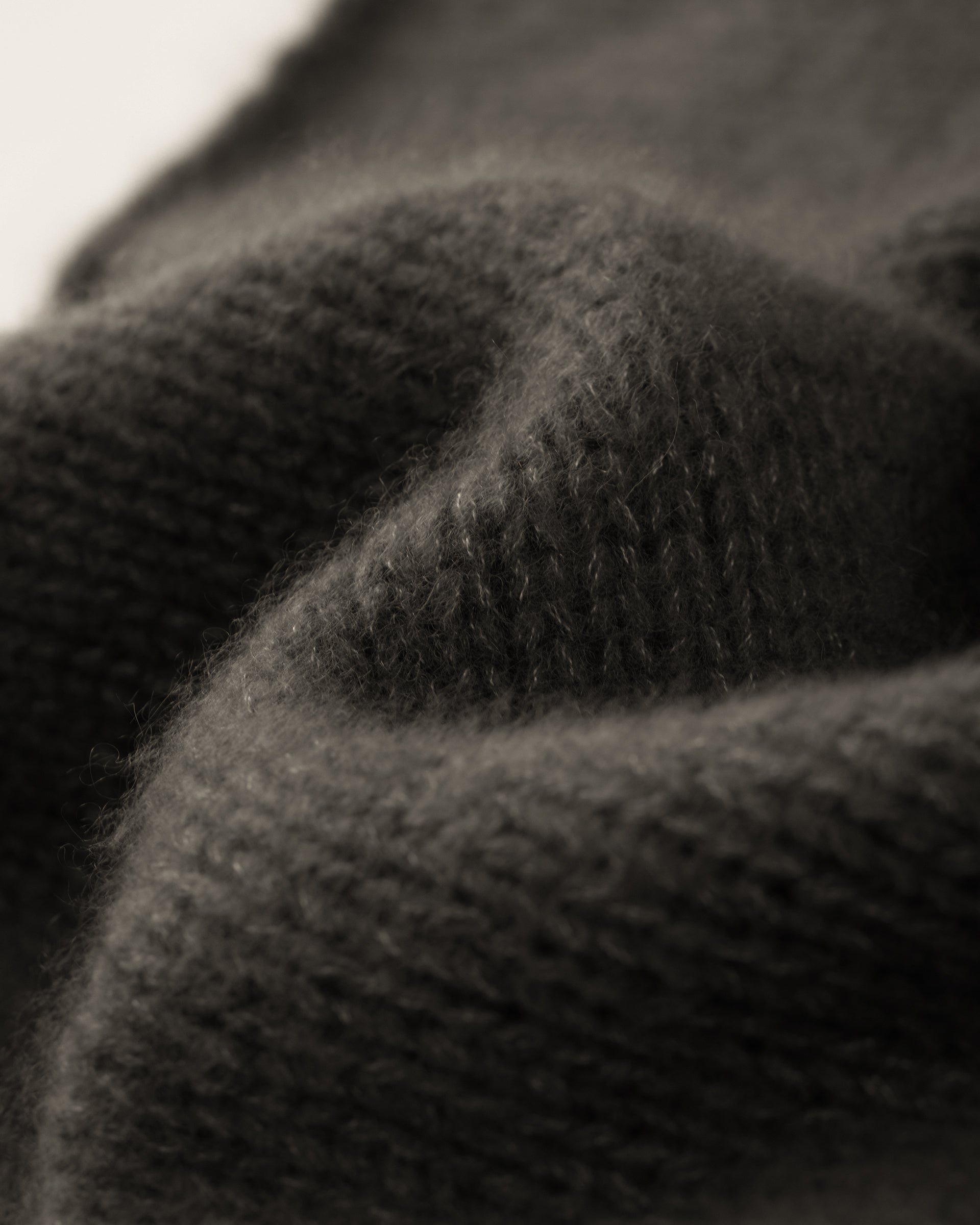 Damen Pullover aus 75 % Kaschmir und 25 % Seide in Black Forest – glatt gestrickter Pullover in grober Strickqualität mit lockerer Passform und geradem Schnitt, Rundhalsausschnitt, Raglanärmeln sowie langen, relaxten Ärmeln. Das zeitlose Design überzeugt durch seine klare Silhouette und den angenehm weichen Griff.