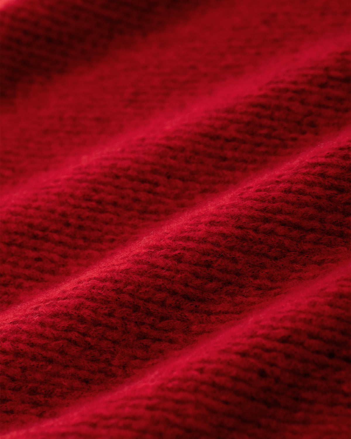 Damen Pullover aus 75 % Kaschmir und 25 % Seide in Cardinal – glatt gestrickter Pullover in grober Strickqualität mit lockerer Passform und geradem Schnitt, Rundhalsausschnitt, Raglanärmeln sowie langen, relaxten Ärmeln. Das zeitlose Design überzeugt durch seine klare Silhouette und den angenehm weichen Griff.