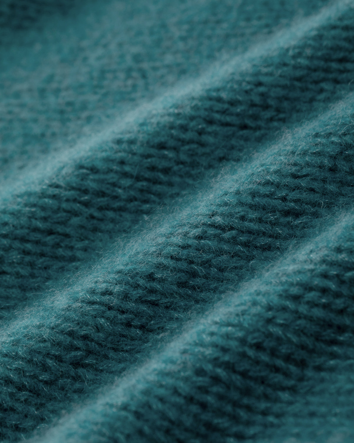 Damen Pullover aus 75 % Kaschmir und 25 % Seide in Dark Lake – glatt gestrickter Pullover in grober Strickqualität mit lockerer Passform und geradem Schnitt, Rundhalsausschnitt, Raglanärmeln sowie langen, relaxten Ärmeln. Das zeitlose Design überzeugt durch seine klare Silhouette und den angenehm weichen Griff.