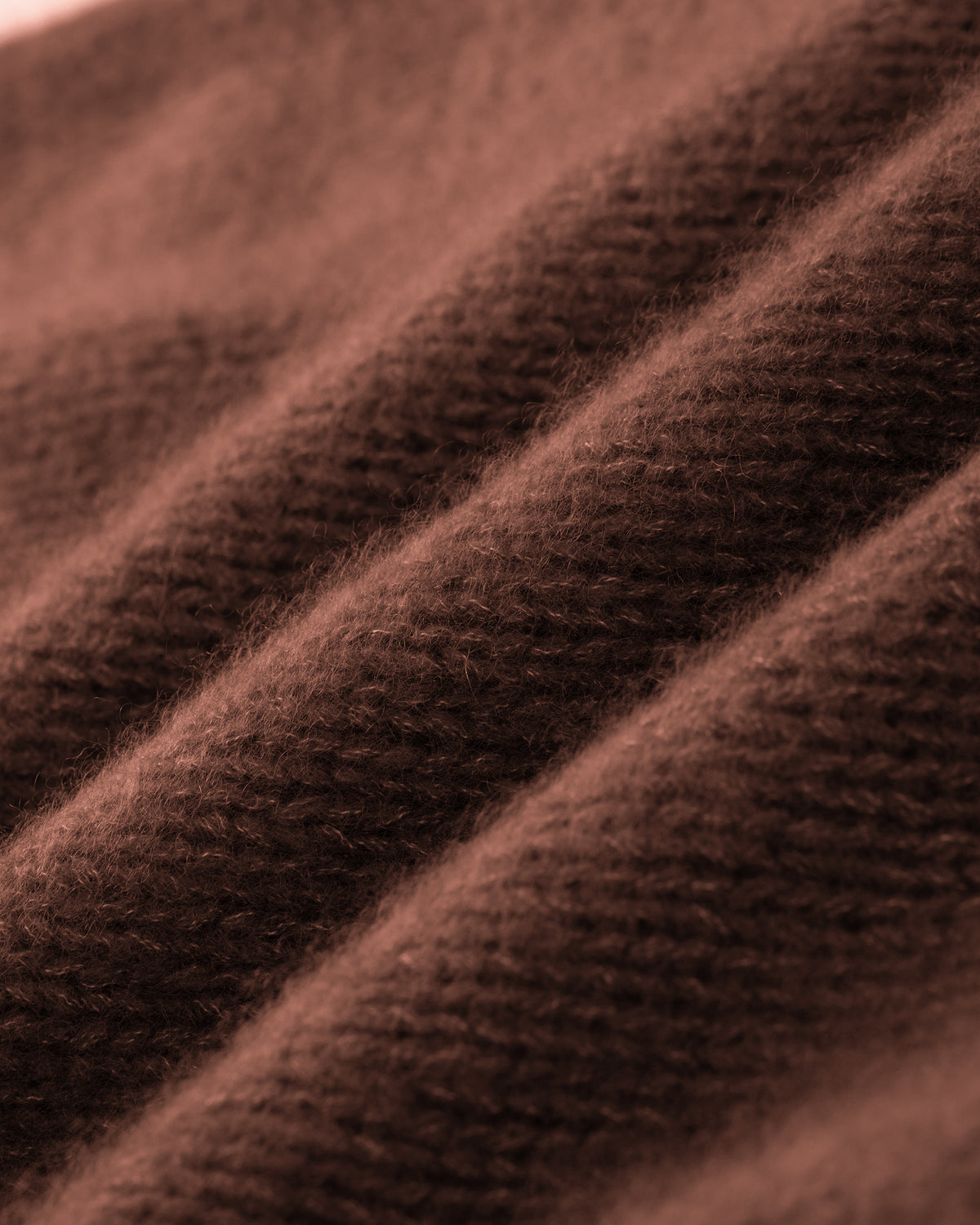 Damen Pullover aus 75 % Kaschmir und 25 % Seide in Maple – glatt gestrickter Pullover in grober Strickqualität mit lockerer Passform und geradem Schnitt, Rundhalsausschnitt, Raglanärmeln sowie langen, relaxten Ärmeln. Das zeitlose Design überzeugt durch seine klare Silhouette und den angenehm weichen Griff.