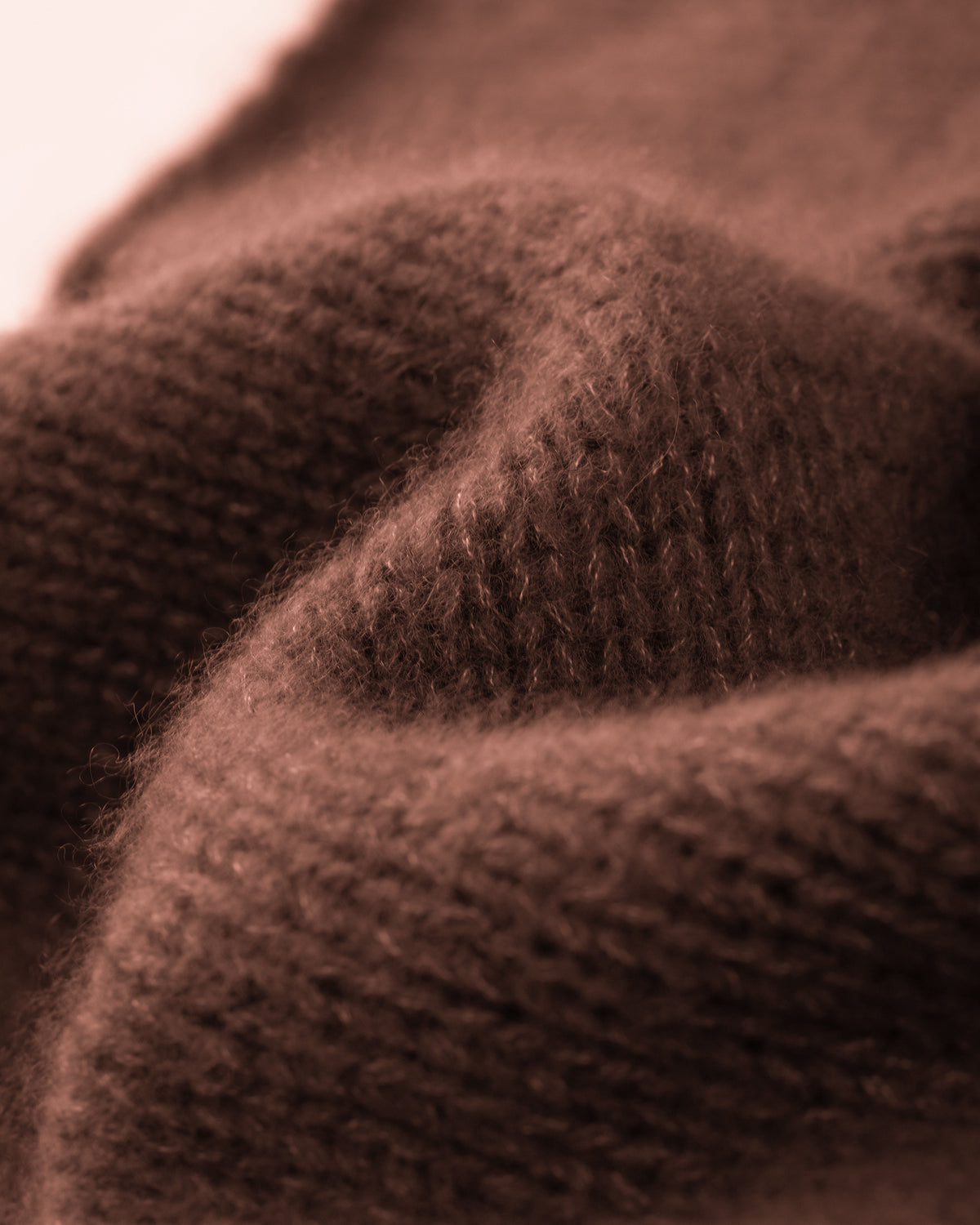 Damen Pullover aus 75 % Kaschmir und 25 % Seide in Maple – glatt gestrickter Pullover in grober Strickqualität mit lockerer Passform und geradem Schnitt, Rundhalsausschnitt, Raglanärmeln sowie langen, relaxten Ärmeln. Das zeitlose Design überzeugt durch seine klare Silhouette und den angenehm weichen Griff.