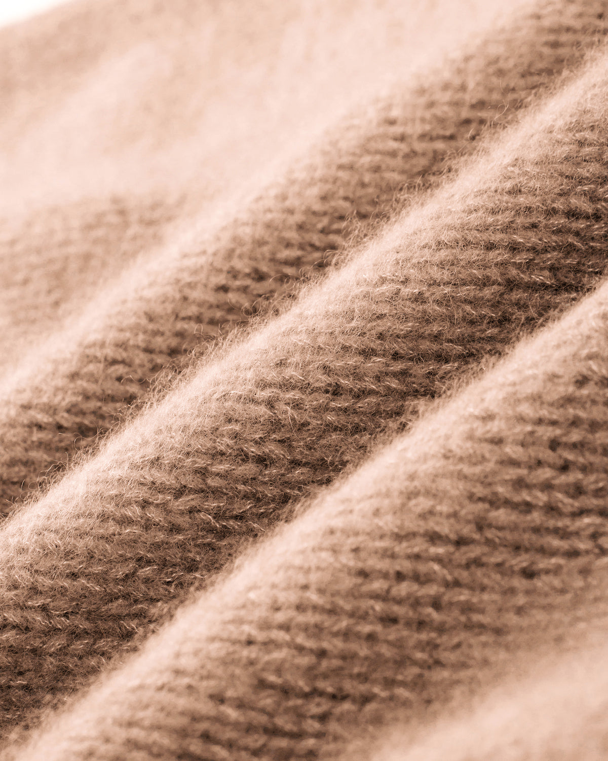 Damen Pullover aus 75 % Kaschmir und 25 % Seide in Rose Beige – glatt gestrickter Pullover in grober Strickqualität mit lockerer Passform und geradem Schnitt, Rundhalsausschnitt, Raglanärmeln sowie langen, relaxten Ärmeln. Das zeitlose Design überzeugt durch seine klare Silhouette und den angenehm weichen Griff.