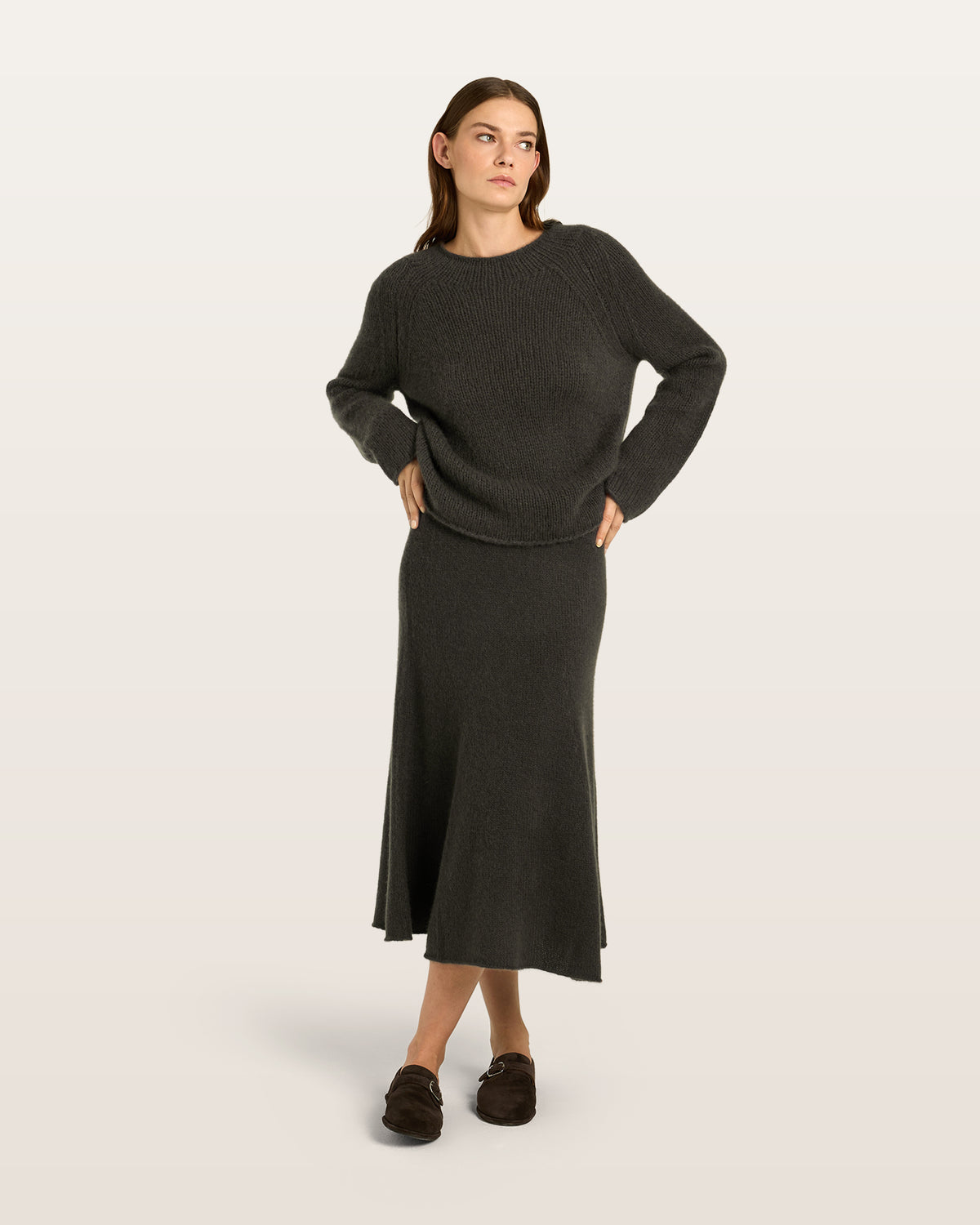 Damen Pullover aus 75 % Kaschmir und 25 % Seide in Black Forest – glatt gestrickter Pullover in grober Strickqualität mit lockerer Passform und geradem Schnitt, Rundhalsausschnitt, Raglanärmeln sowie langen, relaxten Ärmeln. Das zeitlose Design überzeugt durch seine klare Silhouette und den angenehm weichen Griff.