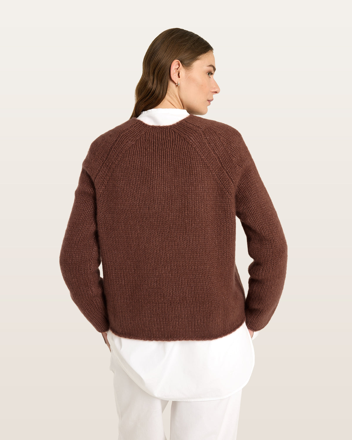 Damen Pullover aus 75 % Kaschmir und 25 % Seide in Maple – glatt gestrickter Pullover in grober Strickqualität mit lockerer Passform und geradem Schnitt, Rundhalsausschnitt, Raglanärmeln sowie langen, relaxten Ärmeln. Das zeitlose Design überzeugt durch seine klare Silhouette und den angenehm weichen Griff.