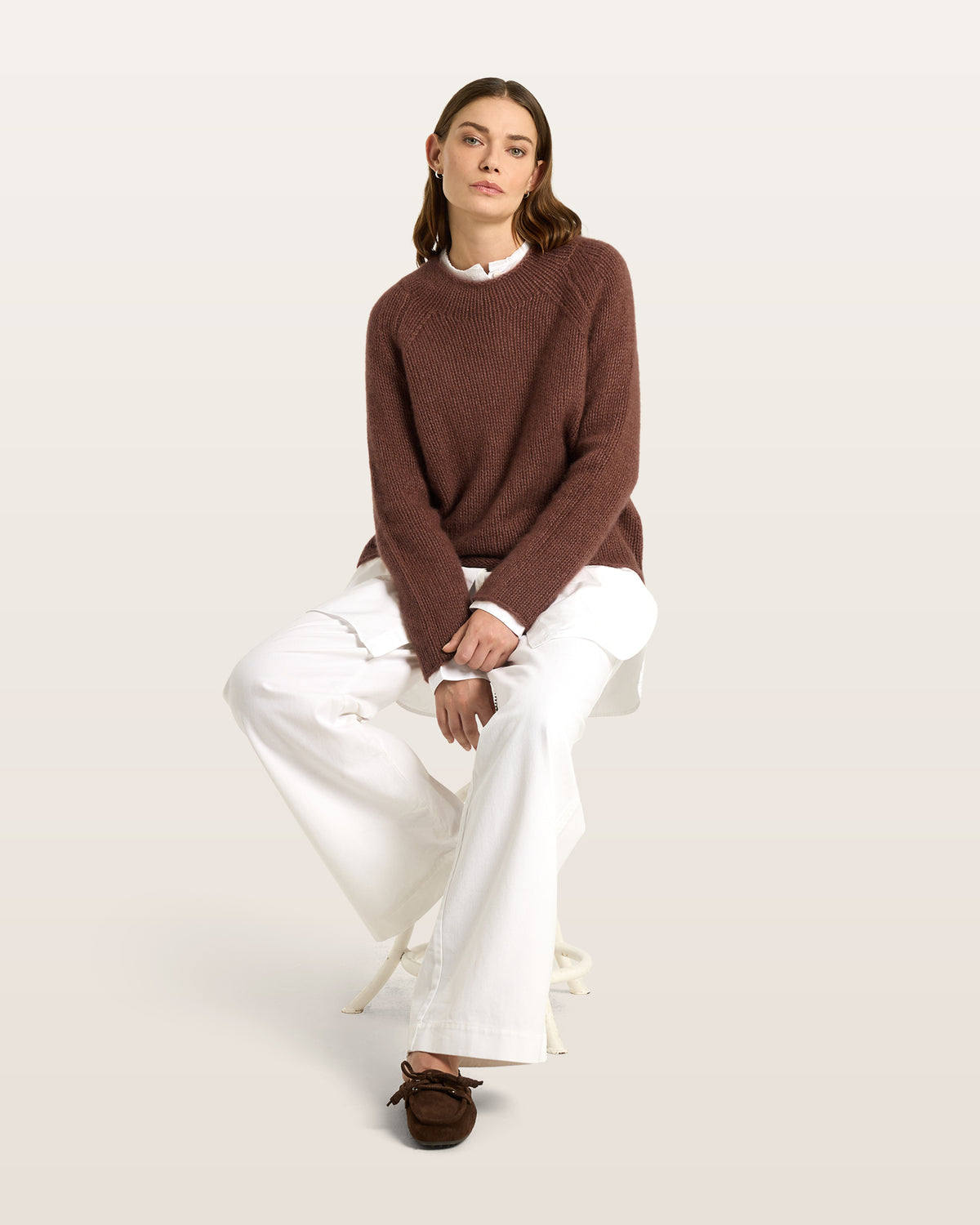 Damen Pullover aus 75 % Kaschmir und 25 % Seide in Maple – glatt gestrickter Pullover in grober Strickqualität mit lockerer Passform und geradem Schnitt, Rundhalsausschnitt, Raglanärmeln sowie langen, relaxten Ärmeln. Das zeitlose Design überzeugt durch seine klare Silhouette und den angenehm weichen Griff.