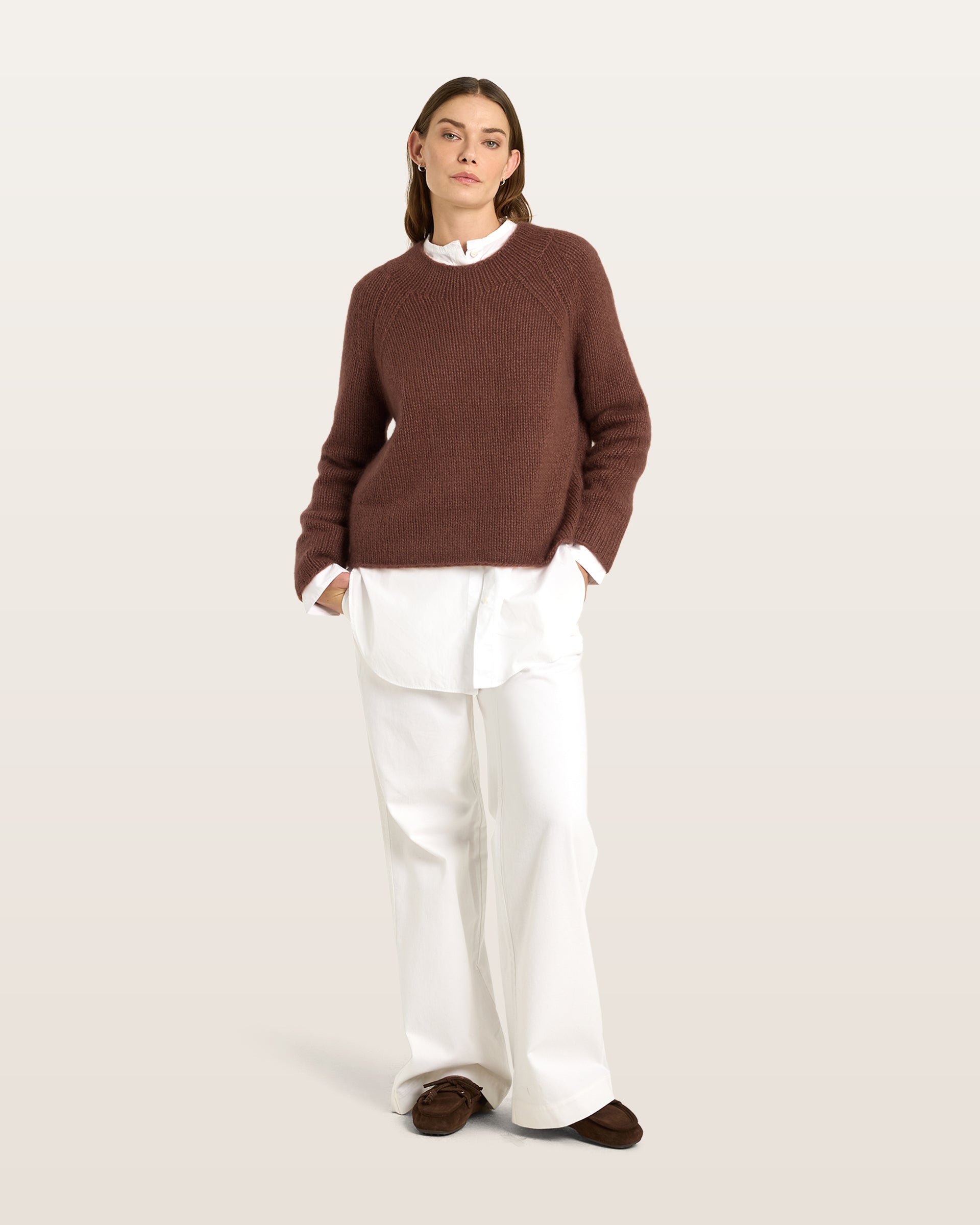 Damen Pullover aus 75 % Kaschmir und 25 % Seide in Maple – glatt gestrickter Pullover in grober Strickqualität mit lockerer Passform und geradem Schnitt, Rundhalsausschnitt, Raglanärmeln sowie langen, relaxten Ärmeln. Das zeitlose Design überzeugt durch seine klare Silhouette und den angenehm weichen Griff.