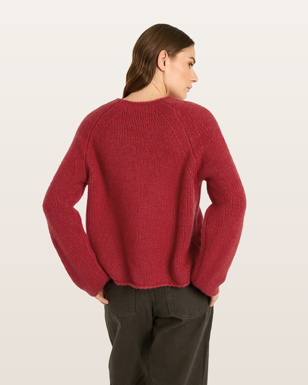 Damen Pullover aus 75 % Kaschmir und 25 % Seide in Royal Garnet – glatt gestrickter Pullover in grober Strickqualität mit lockerer Passform und geradem Schnitt, Rundhalsausschnitt, Raglanärmeln sowie langen, relaxten Ärmeln. Das zeitlose Design überzeugt durch seine klare Silhouette und den angenehm weichen Griff.