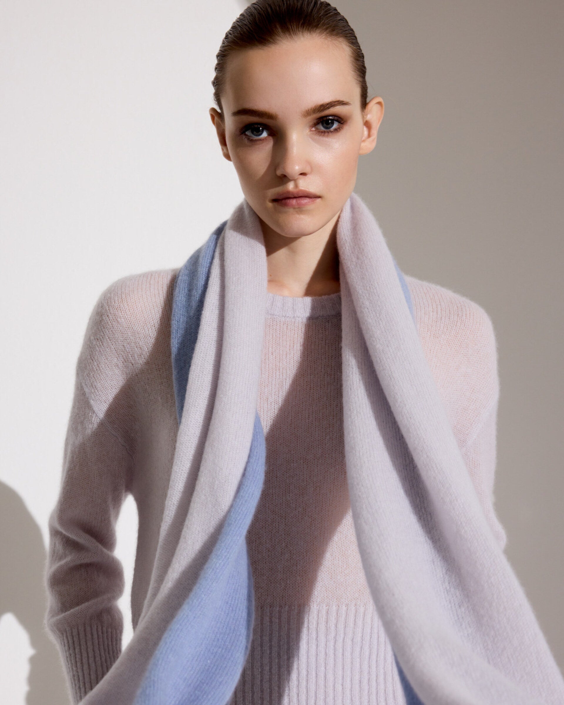 Damen Pullover in Bluish White (zartes hellblau) aus Kaschmir-Seide – leichter, glatt gestrickter Rundhalspullover mit relaxter Passform und überschnittener Schulter