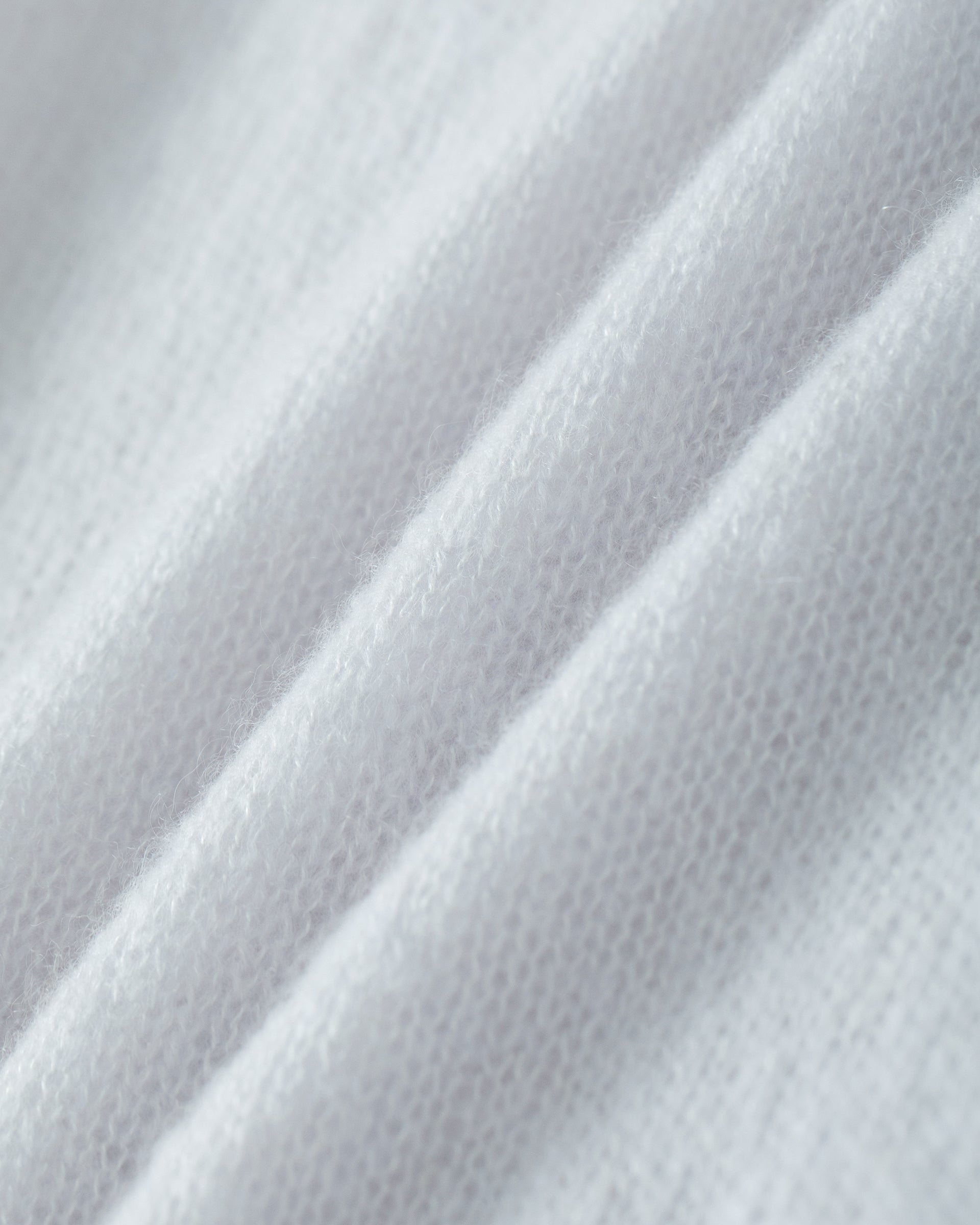 Damen Pullover in Bluish White (zartes hellblau) aus Kaschmir-Seide – leichter, glatt gestrickter Rundhalspullover mit relaxter Passform und überschnittener Schulter