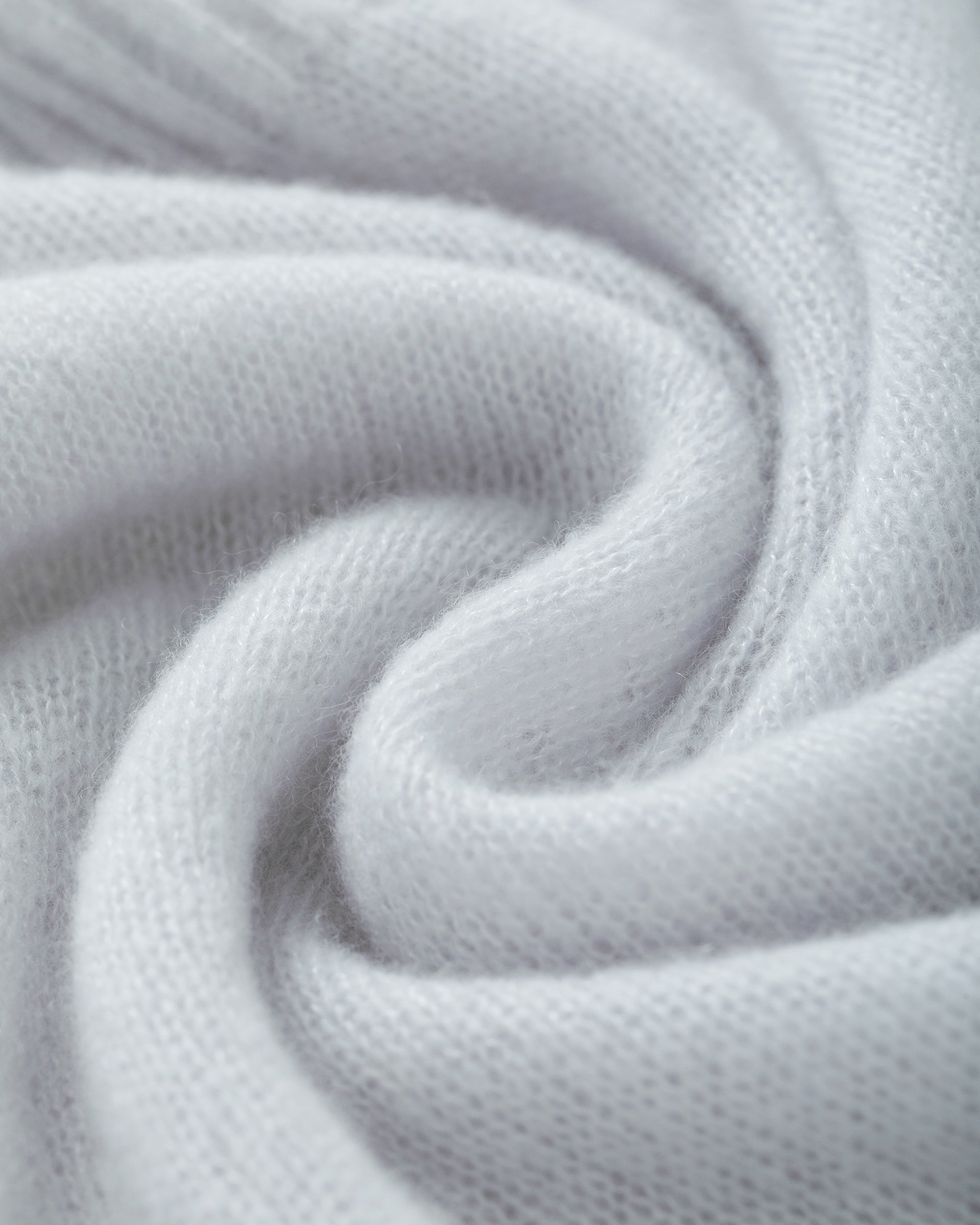 Damen Pullover in Bluish White (zartes hellblau) aus Kaschmir-Seide – leichter, glatt gestrickter Rundhalspullover mit relaxter Passform und überschnittener Schulter