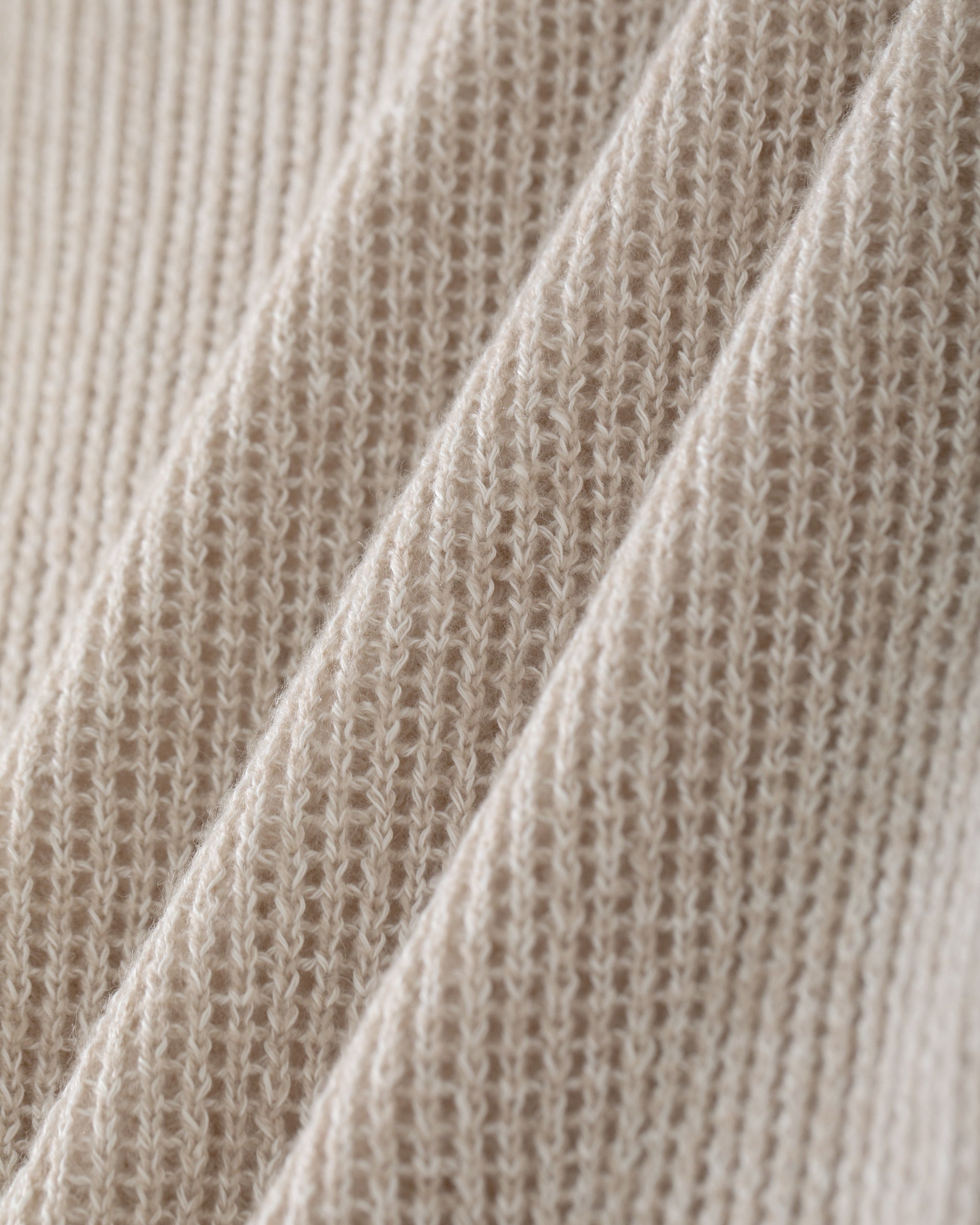 Damen Pullover in barley (beige) aus Leinen-Kaschmir – mittelschwerer Strick mit transparentem Lochmuster, relaxte Passform, Rundhalsausschnitt mit Rippkragen, dekorativer Raglanärmel, lange schmale Ärmel mit Rippbündchen