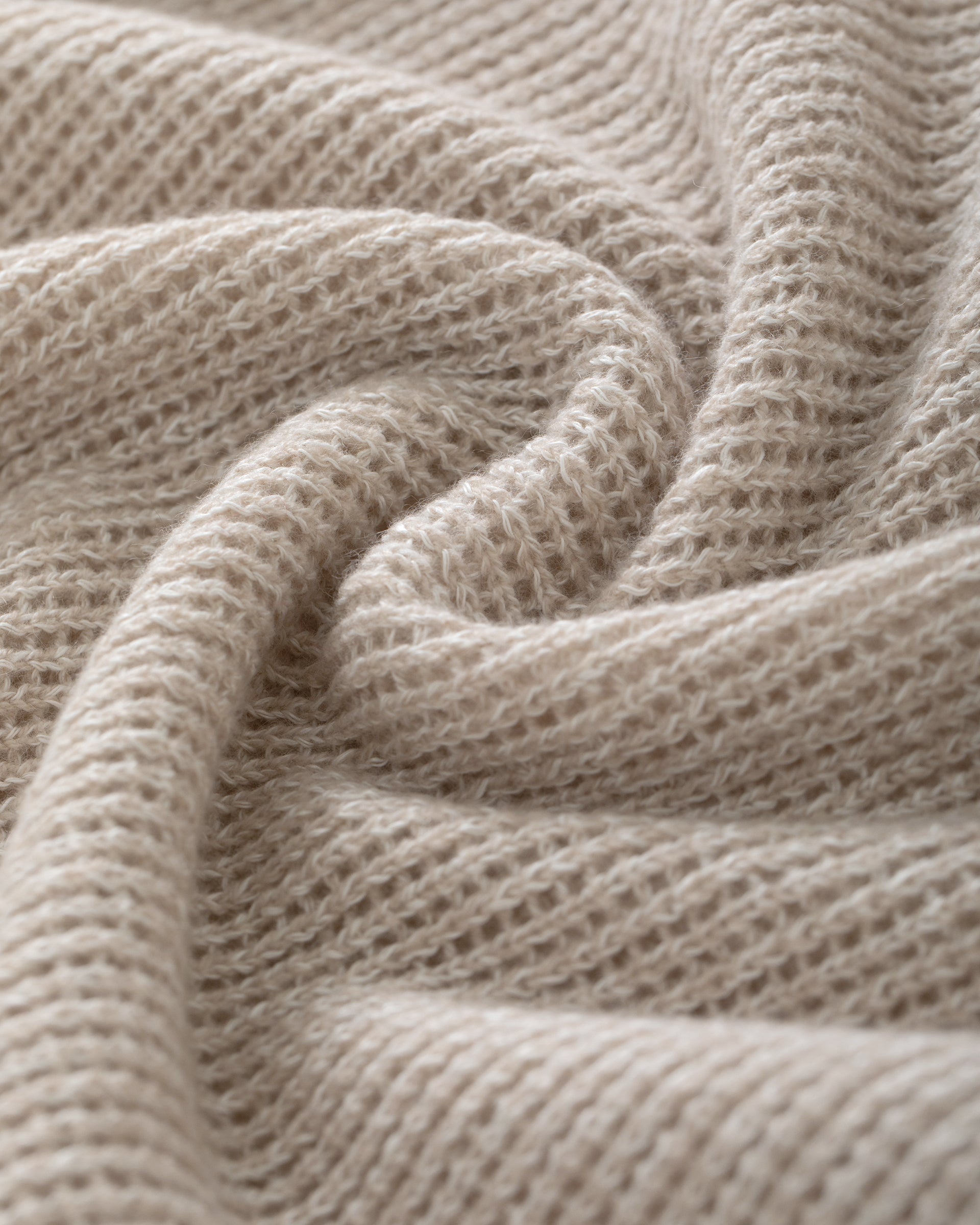 Damen Pullover in barley (beige) aus Leinen-Kaschmir – mittelschwerer Strick mit transparentem Lochmuster, relaxte Passform, Rundhalsausschnitt mit Rippkragen, dekorativer Raglanärmel, lange schmale Ärmel mit Rippbündchen