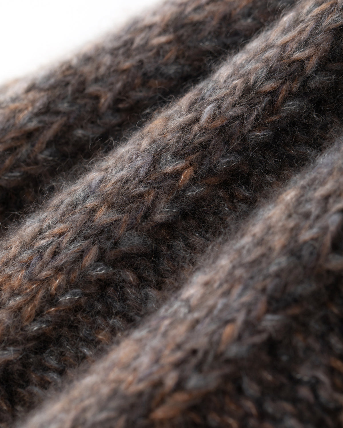 Damen Mütze aus 75 % Kaschmir und 25 % Seide in Heron – Mütze in grober Strickqualität mit breiter Rippstruktur. Das Modell kann mit oder ohne Umschlag getragen werden und verbindet zeitloses Design mit angenehmem Tragekomfort.