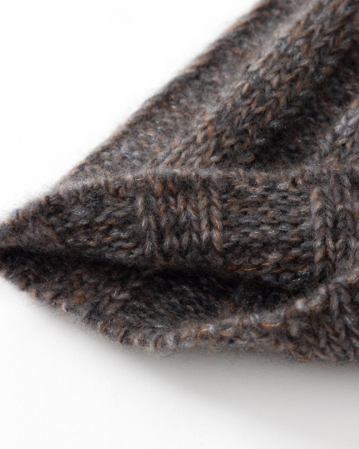 Damen Mütze aus 75 % Kaschmir und 25 % Seide in Heron – Mütze in grober Strickqualität mit breiter Rippstruktur. Das Modell kann mit oder ohne Umschlag getragen werden und verbindet zeitloses Design mit angenehmem Tragekomfort.