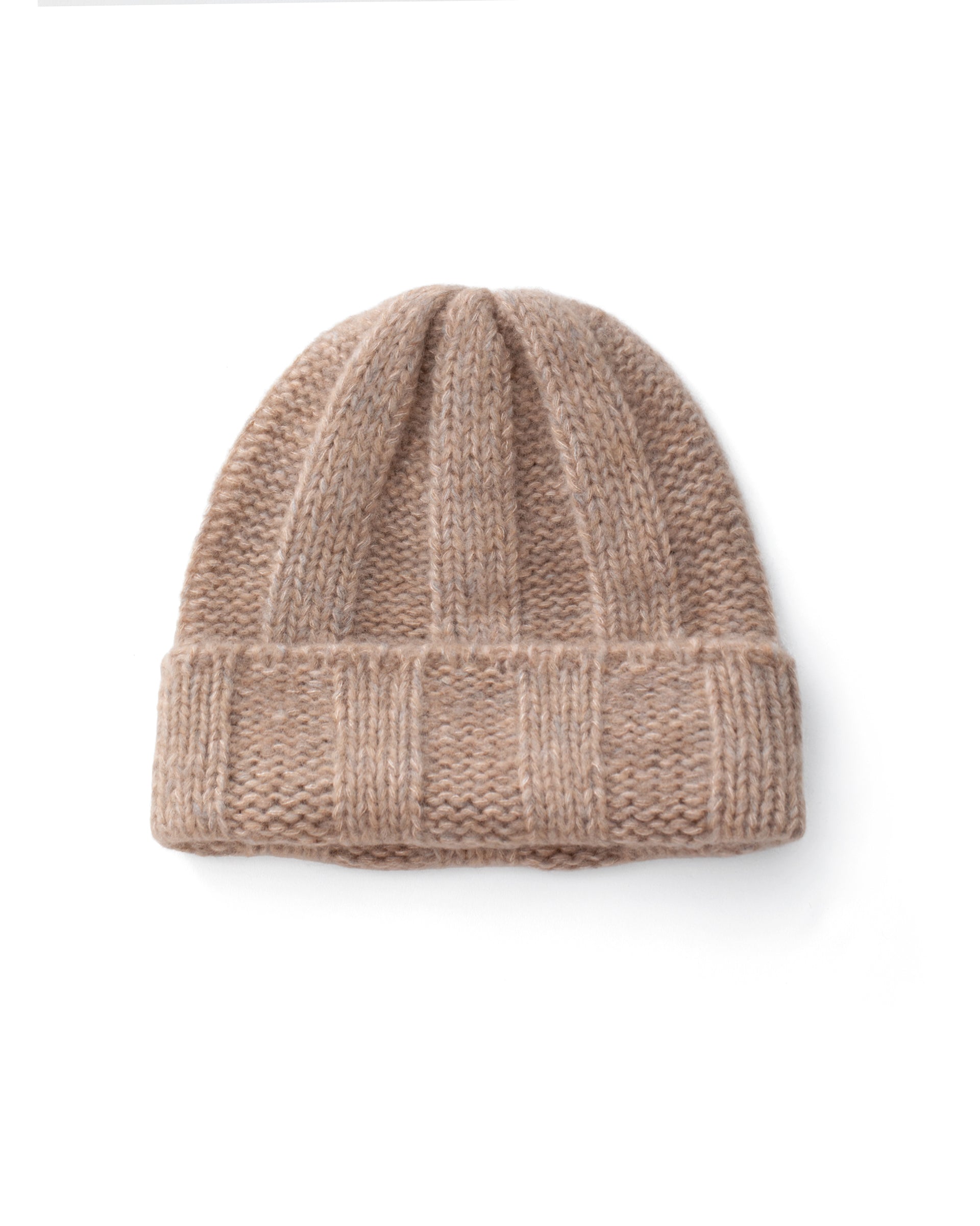 Damen Mütze aus 75 % Kaschmir und 25 % Seide in Misty Beige – Mütze in grober Strickqualität mit breiter Rippstruktur. Das Modell kann mit oder ohne Umschlag getragen werden und verbindet zeitloses Design mit angenehmem Tragekomfort.