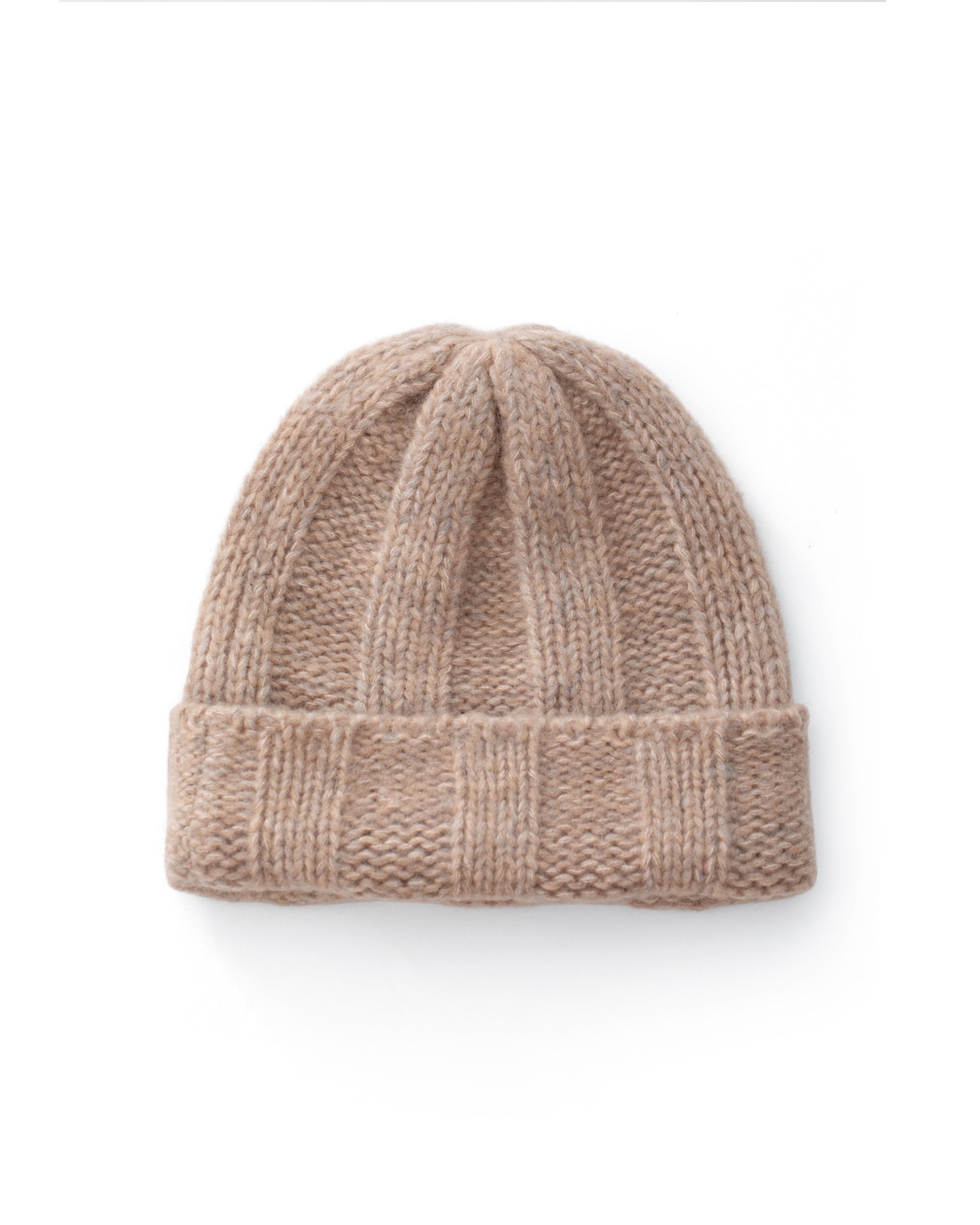 Damen Mütze aus 75 % Kaschmir und 25 % Seide in Misty Beige – Mütze in grober Strickqualität mit breiter Rippstruktur. Das Modell kann mit oder ohne Umschlag getragen werden und verbindet zeitloses Design mit angenehmem Tragekomfort.