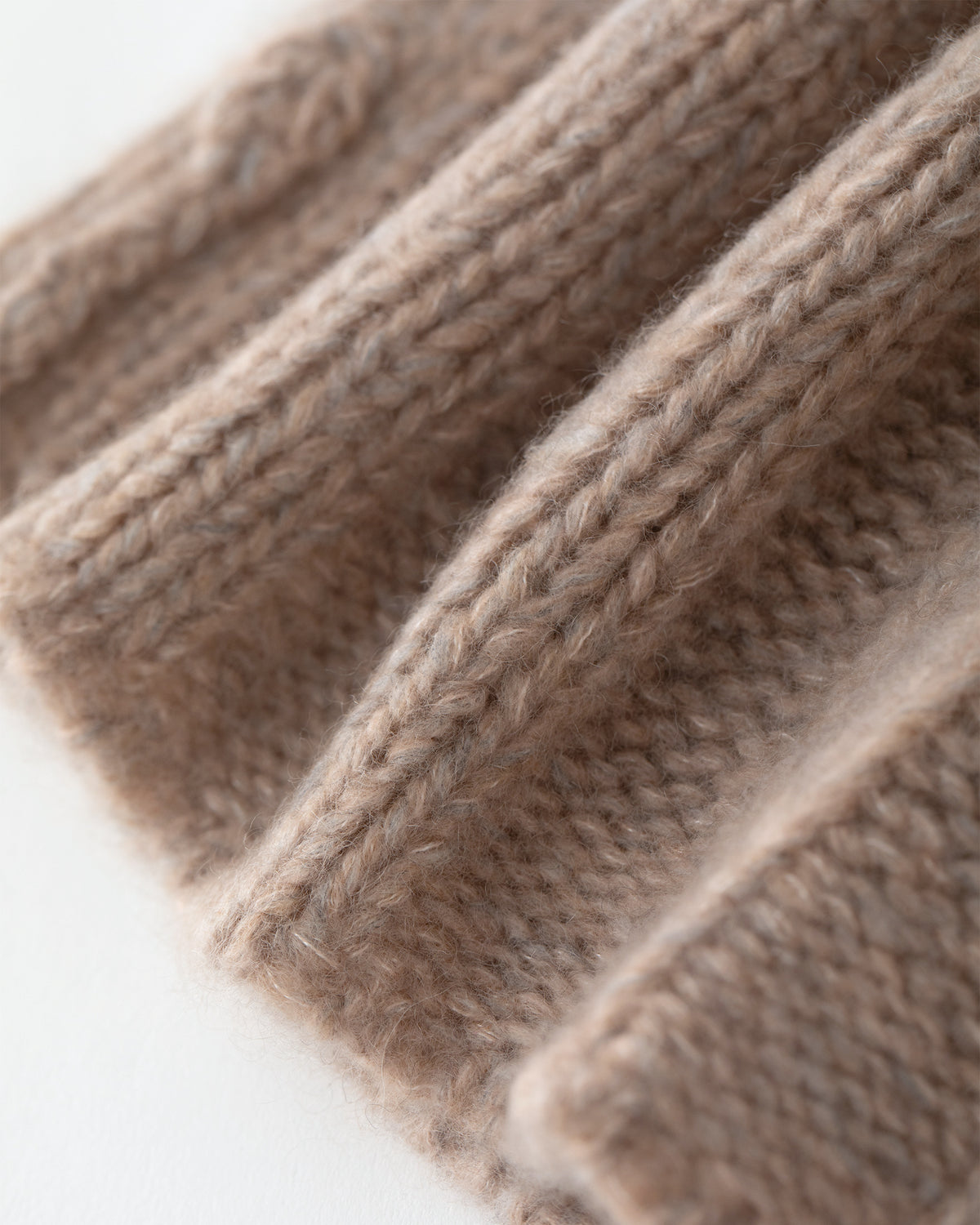 Damen Mütze aus 75 % Kaschmir und 25 % Seide in Misty Beige – Mütze in grober Strickqualität mit breiter Rippstruktur. Das Modell kann mit oder ohne Umschlag getragen werden und verbindet zeitloses Design mit angenehmem Tragekomfort.