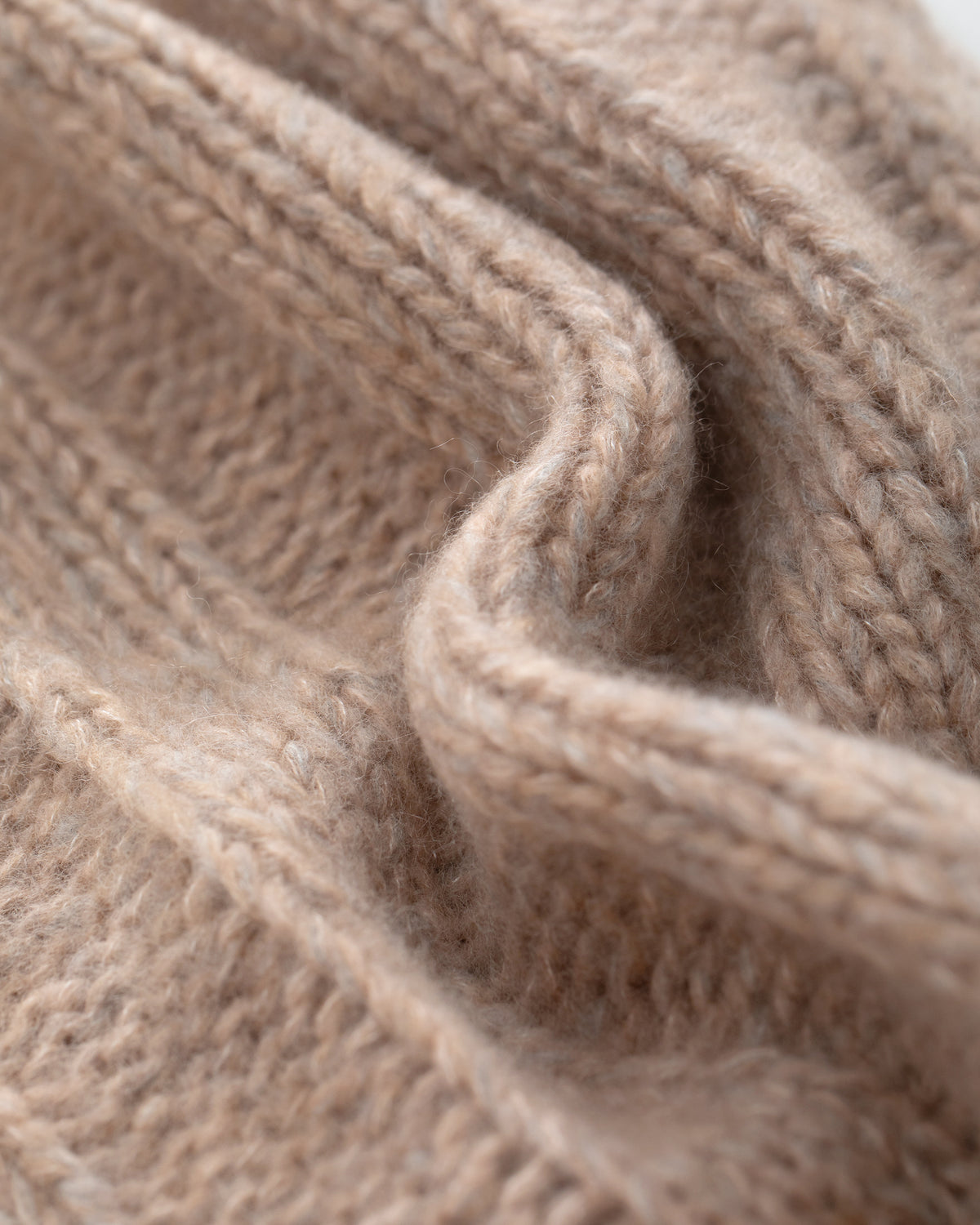 Damen Mütze aus 75 % Kaschmir und 25 % Seide in Misty Beige – Mütze in grober Strickqualität mit breiter Rippstruktur. Das Modell kann mit oder ohne Umschlag getragen werden und verbindet zeitloses Design mit angenehmem Tragekomfort.
