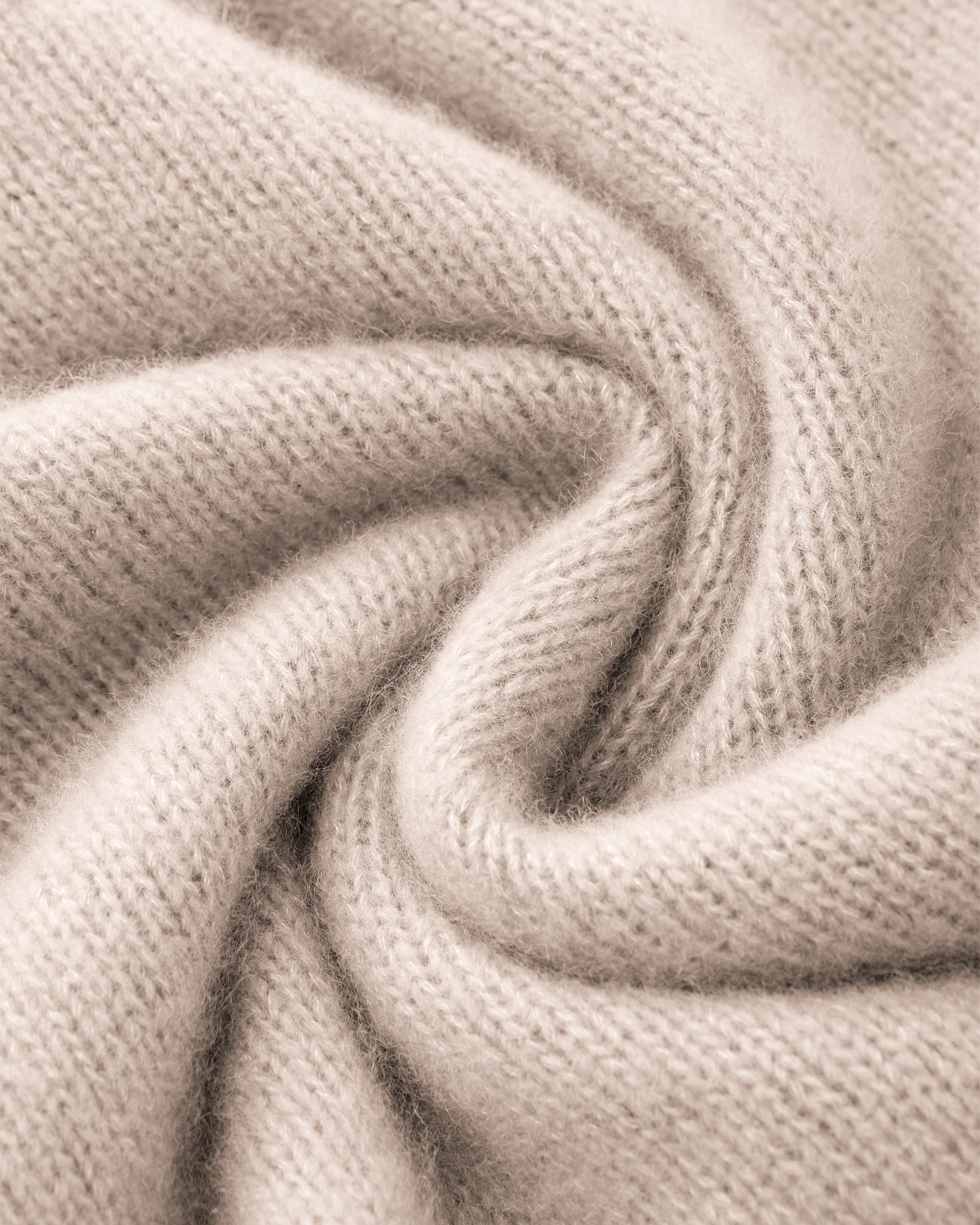 Damen Pullover aus 75 % Kaschmir und 25 % Seide in Wheat – glatt gestrickter Pullover in grober Strickqualität mit körperbetonter Passform, Rundhalsausschnitt mit Stehkragen im Zopfmuster, klassischer Schulterform sowie langen, schmalen Ärmeln. Ärmelbündchen und Saum sind im Zopfmuster gearbeitet und verleihen dem Modell einen markanten, strukturierten Look.