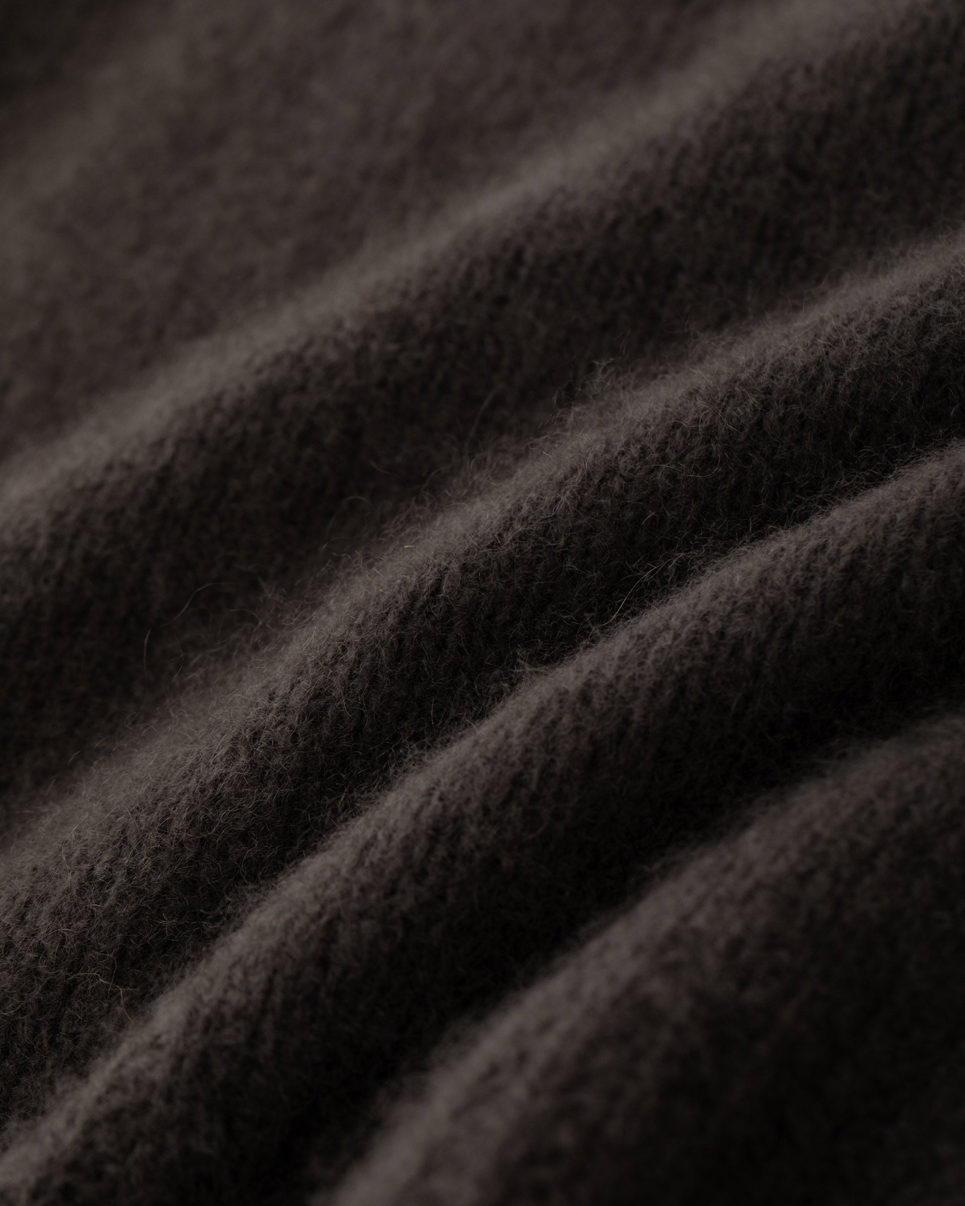 Damen Pullover aus 75 % Kaschmir und 25 % Seide in Black Forest – glatt gestrickter Pullover in grober Strickqualität mit lockerer Passform und geradem Schnitt, weitem, cleanem Rundhalsausschnitt, Raglanärmeln sowie langen, schmalen Ärmeln. Ärmelbündchen und Saum sind mit einem grafischen Strickmuster gearbeitet. Schlitze an den Seitennähten verleihen dem Modell eine moderne, lässige Silhouette.