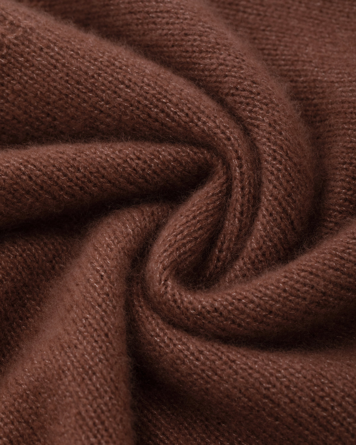 Damen Pullover aus 75 % Kaschmir und 25 % Seide in Maple – glatt gestrickter Pullover in grober Strickqualität mit lockerer Passform und geradem Schnitt, weitem, cleanem Rundhalsausschnitt, Raglanärmeln sowie langen, schmalen Ärmeln. Ärmelbündchen und Saum sind mit einem grafischen Strickmuster gearbeitet. Schlitze an den Seitennähten verleihen dem Modell eine moderne, lässige Silhouette.