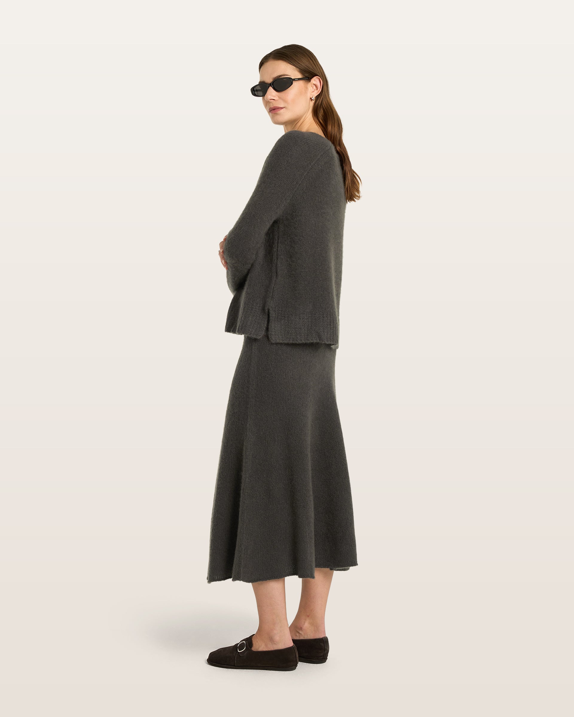 Damen Pullover aus 75 % Kaschmir und 25 % Seide in Black Forest – glatt gestrickter Pullover in grober Strickqualität mit lockerer Passform und geradem Schnitt, weitem, cleanem Rundhalsausschnitt, Raglanärmeln sowie langen, schmalen Ärmeln. Ärmelbündchen und Saum sind mit einem grafischen Strickmuster gearbeitet. Schlitze an den Seitennähten verleihen dem Modell eine moderne, lässige Silhouette.