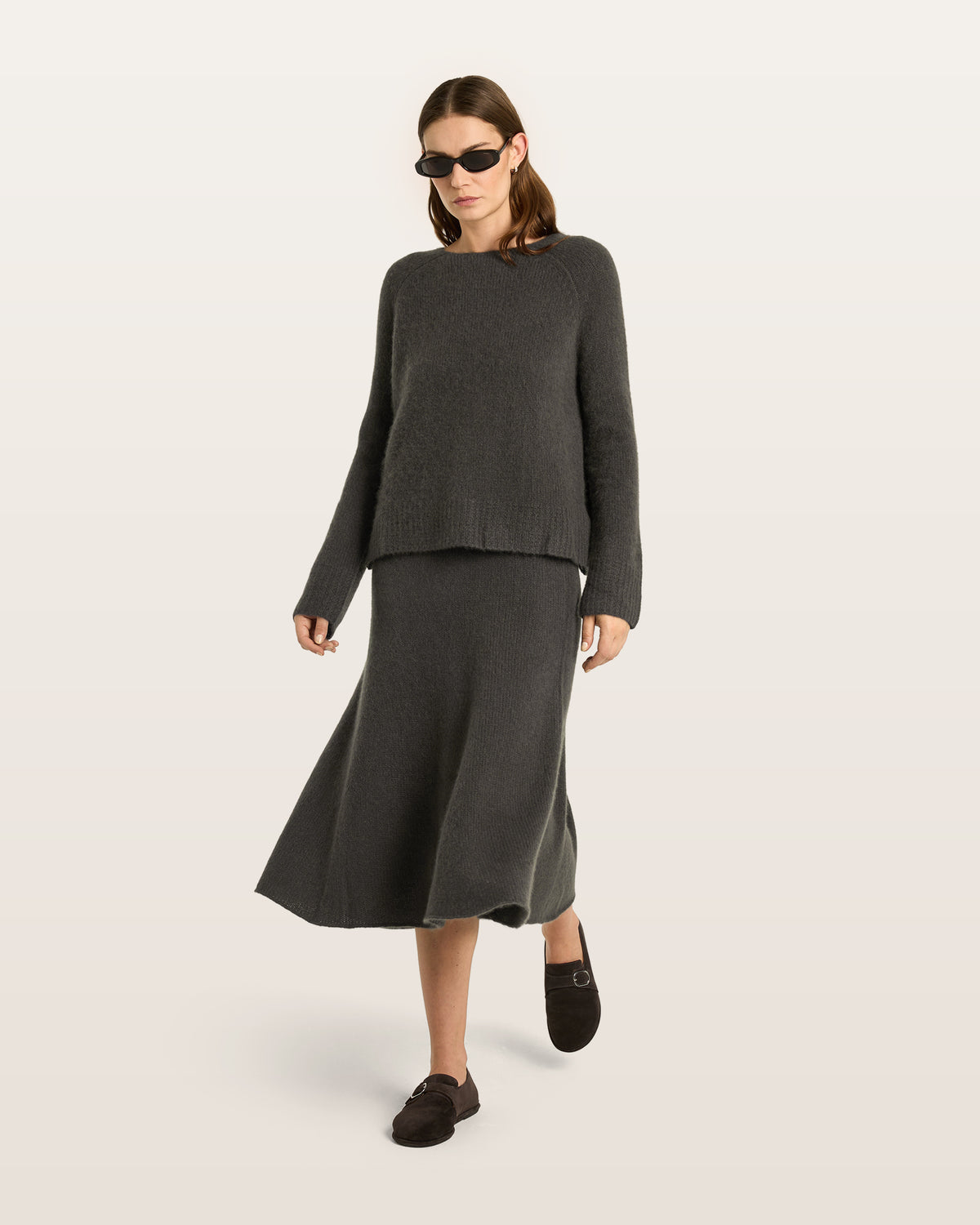 Damen Pullover aus 75 % Kaschmir und 25 % Seide in Black Forest – glatt gestrickter Pullover in grober Strickqualität mit lockerer Passform und geradem Schnitt, weitem, cleanem Rundhalsausschnitt, Raglanärmeln sowie langen, schmalen Ärmeln. Ärmelbündchen und Saum sind mit einem grafischen Strickmuster gearbeitet. Schlitze an den Seitennähten verleihen dem Modell eine moderne, lässige Silhouette.