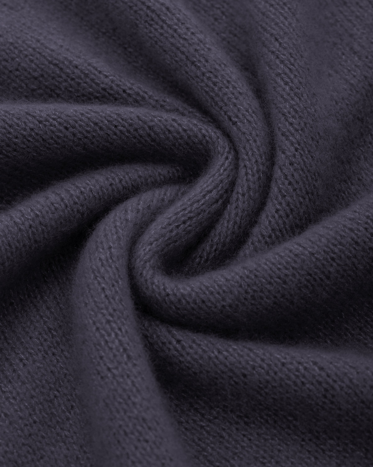 Damen Schal aus 75 % Kaschmir und 25 % Seide in Gaphite Grey – glatt und locker gestrickter Schal in grober Strickqualität mit aufgesetzten Taschen. Das vielseitig tragbare Modell verbindet weiche Haptik mit funktionalem Design und bietet zahlreiche Stylingmöglichkeiten.