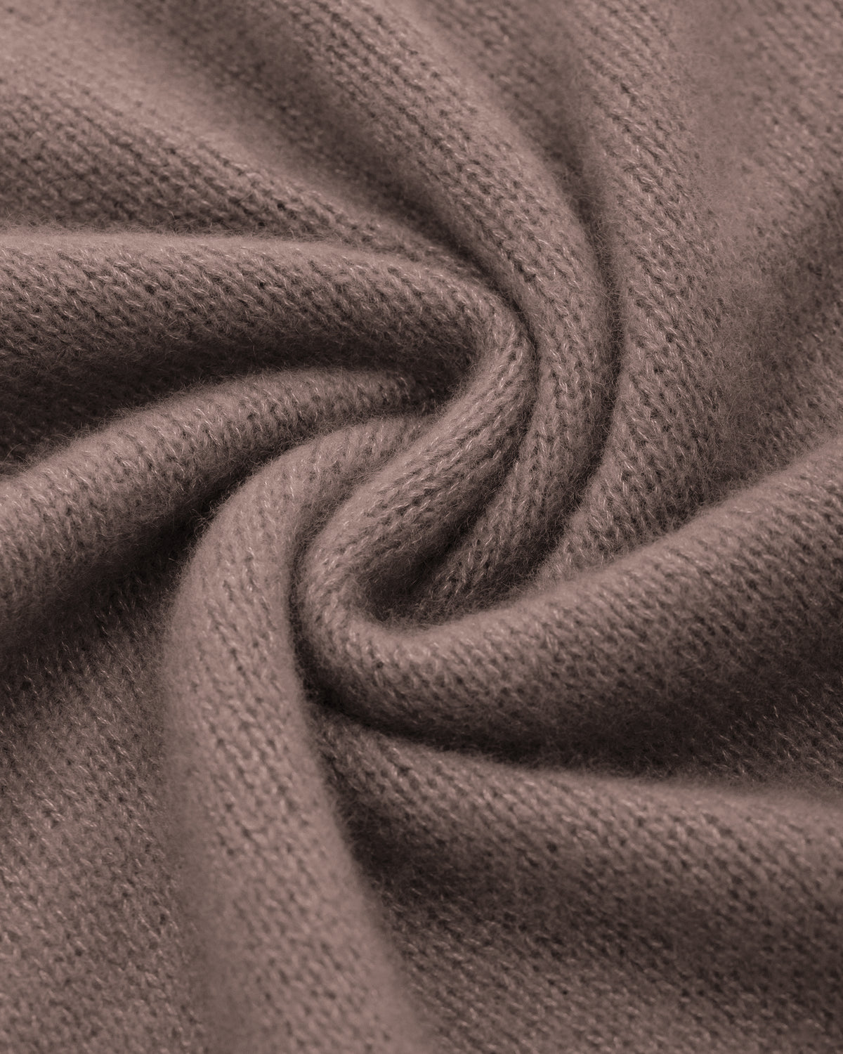 Damen Schal aus 75 % Kaschmir und 25 % Seide in Natural Twine – glatt und locker gestrickter Schal in grober Strickqualität mit aufgesetzten Taschen. Das vielseitig tragbare Modell verbindet weiche Haptik mit funktionalem Design und bietet zahlreiche Stylingmöglichkeiten.