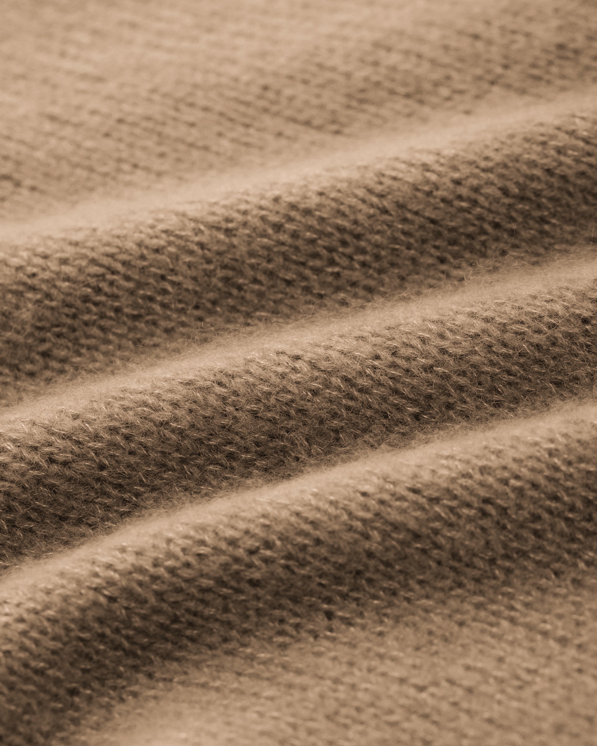 Damen Schal aus 75 % Kaschmir und 25 % Seide in Warm Sand – glatt und locker gestrickter Schal in grober Strickqualität mit aufgesetzten Taschen. Das vielseitig tragbare Modell verbindet weiche Haptik mit funktionalem Design und bietet zahlreiche Stylingmöglichkeiten.