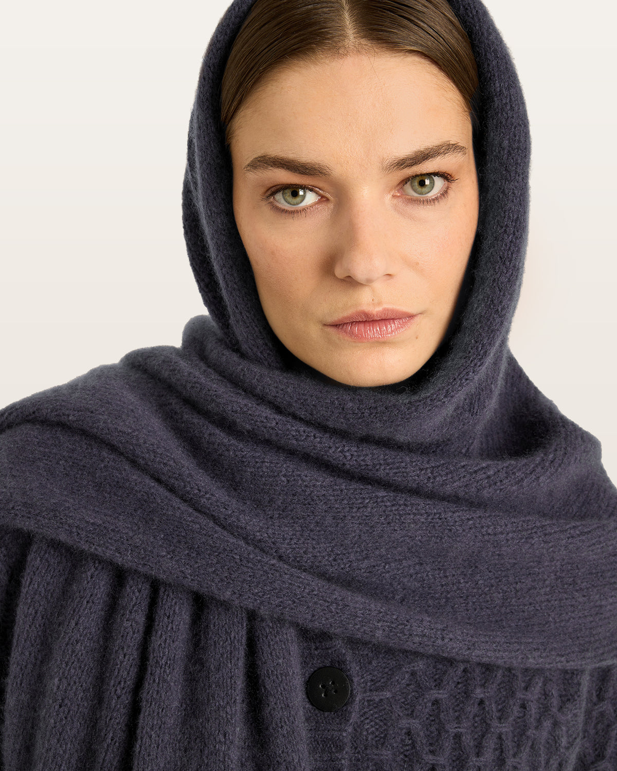 Damen Schal aus 75 % Kaschmir und 25 % Seide in Gaphite Grey – glatt und locker gestrickter Schal in grober Strickqualität mit aufgesetzten Taschen. Das vielseitig tragbare Modell verbindet weiche Haptik mit funktionalem Design und bietet zahlreiche Stylingmöglichkeiten.